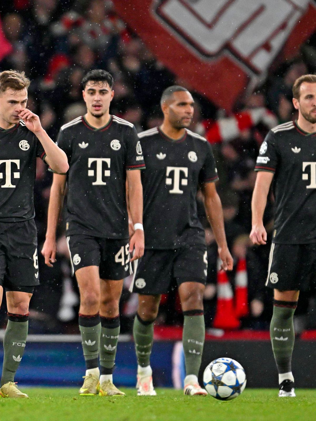 26.11.2025, Fussball UEFA Championsleague 2025 2026: Vorrunde 5.Spieltag, FC Arsenal - FC Bayern München, im Emirates-Stadion London (England) Joshua Kimmich (FC Bayern München), Aleksandar Pavlovi...