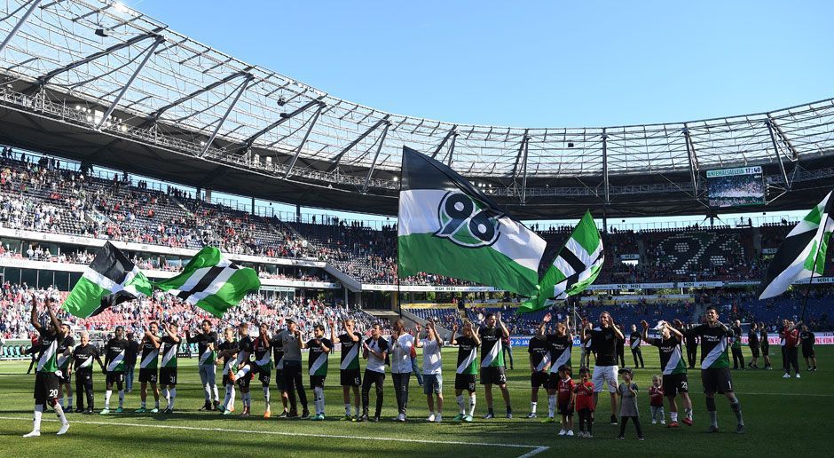 
                <strong>Hannover 96</strong><br>
                Dass Hannover 96 als Aufsteiger nichts mit dem Abstiegskampf zu tun hatte, ist auf jeden Fall ein Erfolg. Zu verdanken haben das die Niedersachsen vor allem einer starken Hinrunde. Querelen gab es bei den 96ern abseits des Platzes. Die Fans protestierten regelmäßig gegen die Vereinspolitik von Klubboss Martin Kind, der die Anteilsmehrheit der Profigesellschaft anstrebt. Die Mannschaft ließ sich davon nicht wirklich aus der Ruhe bringen. ran-Note: 3
              