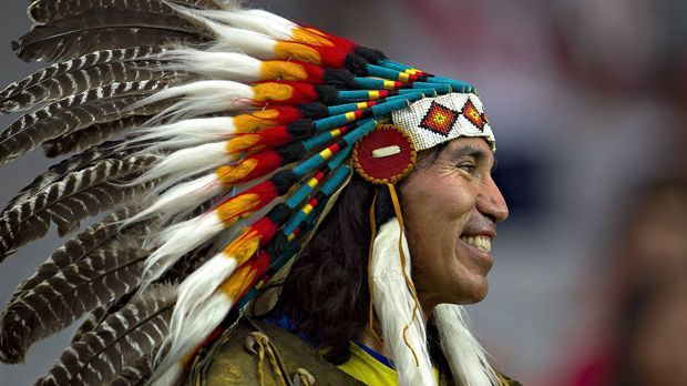 
                <strong>Fan als Indianer verkleidet</strong><br>
                Dieser Fan in Glendale verkleidet sich als Indianer - er ist übrigens Anhänger von der ecuadorianischen Nationalmannschaft.
              