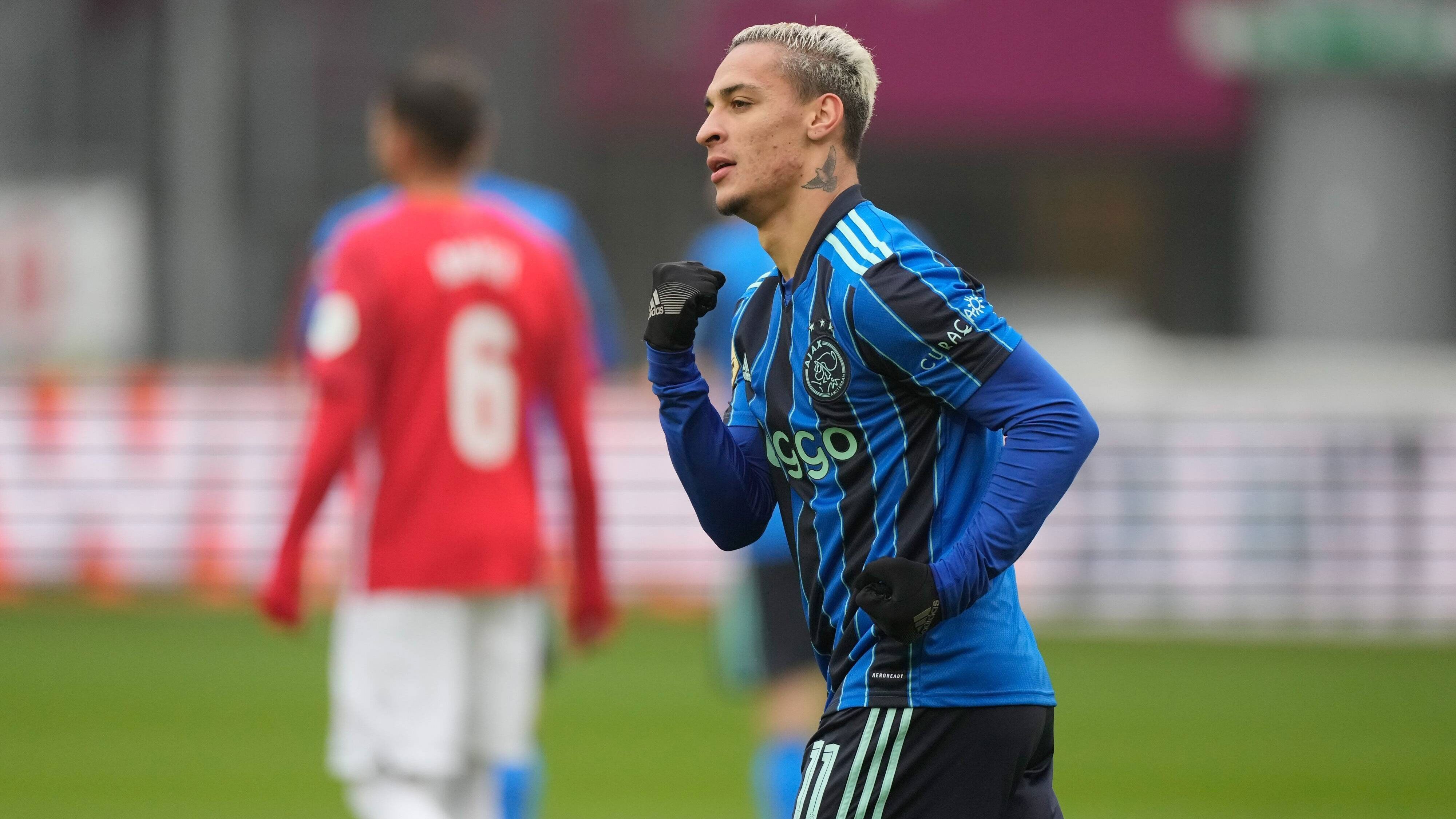 
                <strong>Antony</strong><br>
                Auch Flügelflitzer Antony hat durch seine Leistungen Begehrlichkeiten auf dem Transfermarkt geweckt. Nach seinem Durchbruch in der vergangenen Spielzeit überzeugt der 21-Jährige auch in der laufenden Saison und kommt auf 20 Scorerpunkte in 26 Partien. "Aus sportlicher Sicht ist klar, dass er ein unglaubliches Talent ist", lobte Trainer Erik ten Hag seinen dribbelstarken Schützling im November gegenüber "ESPN". Wie auch bei Gravenberch scheint klar, dass der siebenfache brasilianische Nationalspieler nicht mehr lange in Amsterdam bleiben wird - vor einigen Monaten wurde bereits dem FCB Interesse nachgesagt, auch Vereine aus der Premier League sollen ihre Fühler ausgestreckt haben.
              