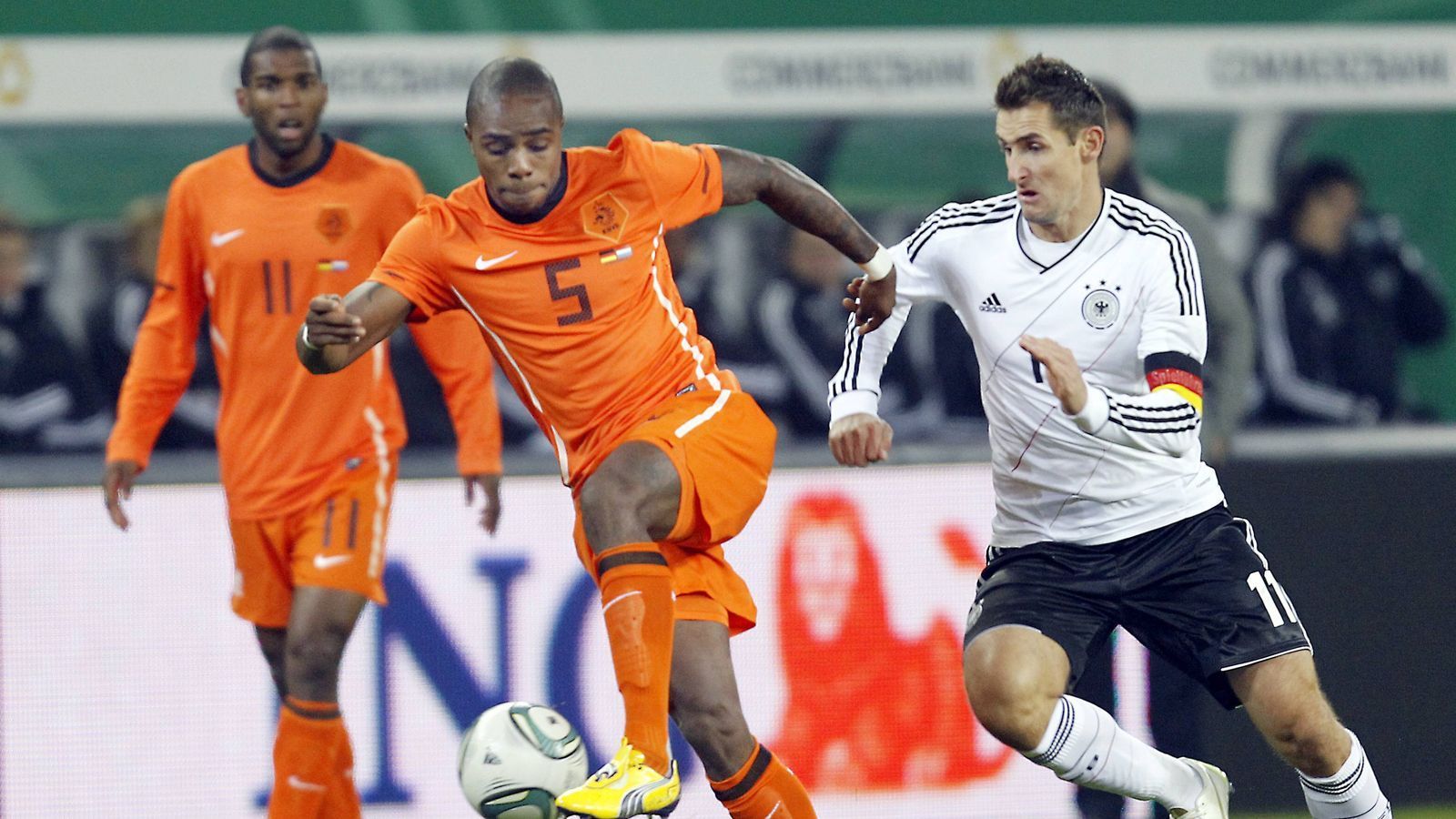 <strong>Deutschland – Niederlande 3:0 (2011, Freundschaftsspiel)</strong><br>
                Miroslav Klose ist der Mann des Abends, er bereitet zwei Treffer vor und erzielt einen selbst. Deutschland beendet eine Durststrecke von 15 Jahren ohne einen Sieg gegen den Erzrivalen.
