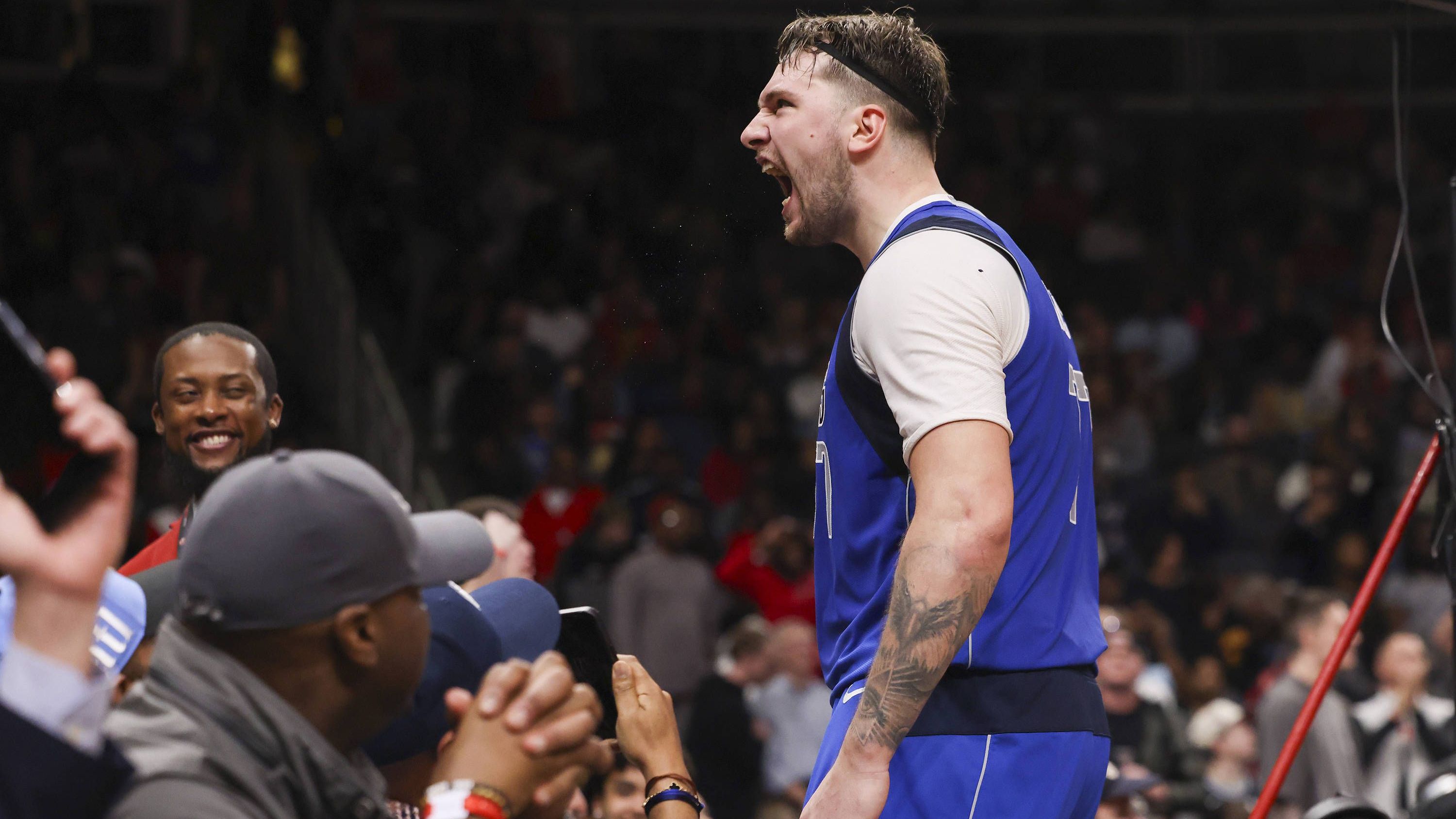 <strong>Doncic-Vorgänger: Diese Spieler erzielten 70 Punkte oder mehr in einem Spiel</strong><br>Was für eine Woche in der NBA! Gerade mal vier Tage nach der 70-Punkte-Show von Joel Embiid setzt Luka Doncic von den Dallas Mavericks noch einen drauf und erzielt gegen die Atlanta Hawks sage und schreibe 73 Punkte. Damit ist der Slowene erst der zehnte Spieler in der NBA-Geschichte, der die 70-Zähler-Marke knackt. <em><strong>ran</strong></em>&nbsp;gibt einen Überblick.