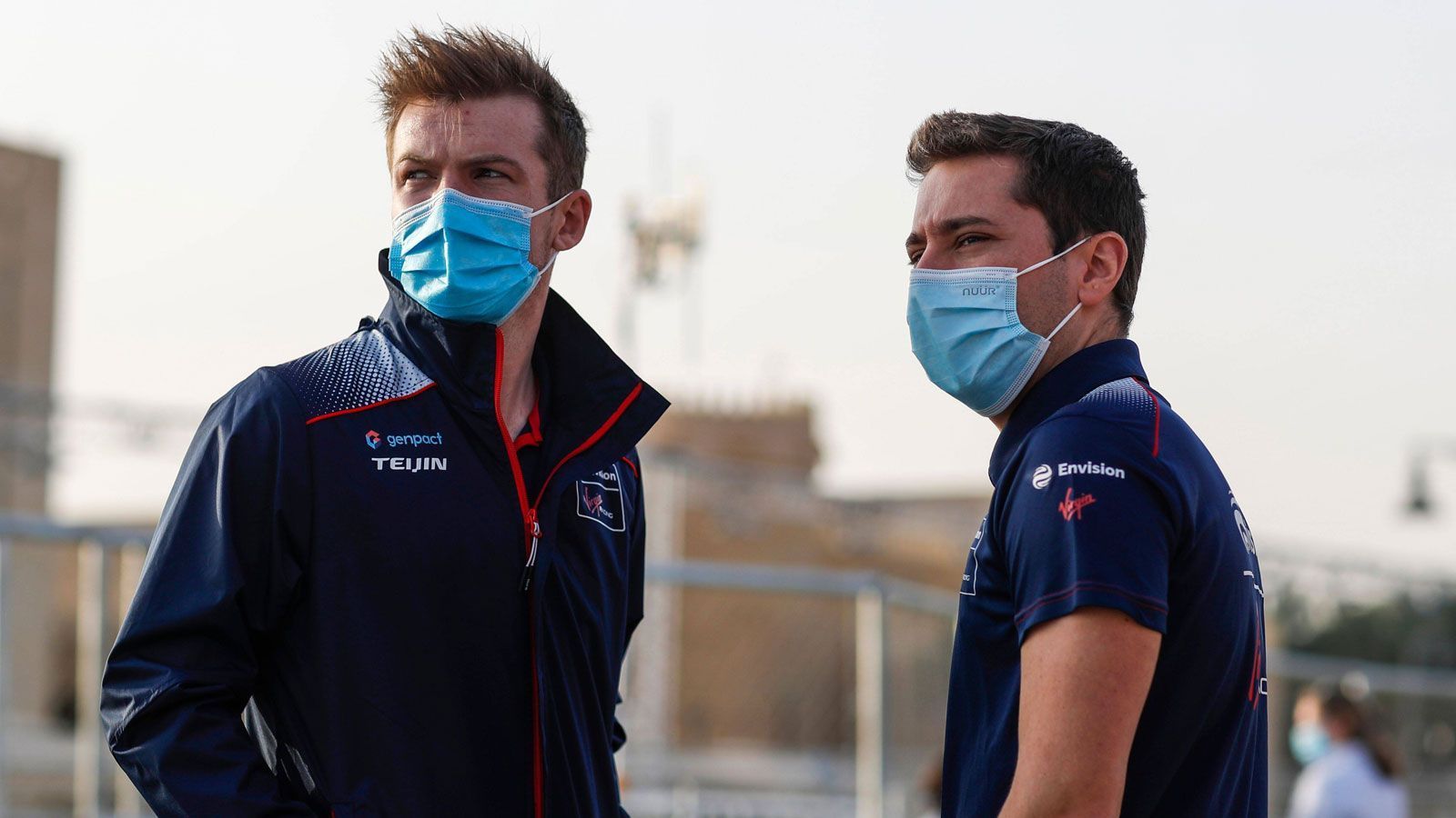 
                <strong>Envision Racing</strong><br>
                Nick Cassidy (l.) und Robin Frijns
              