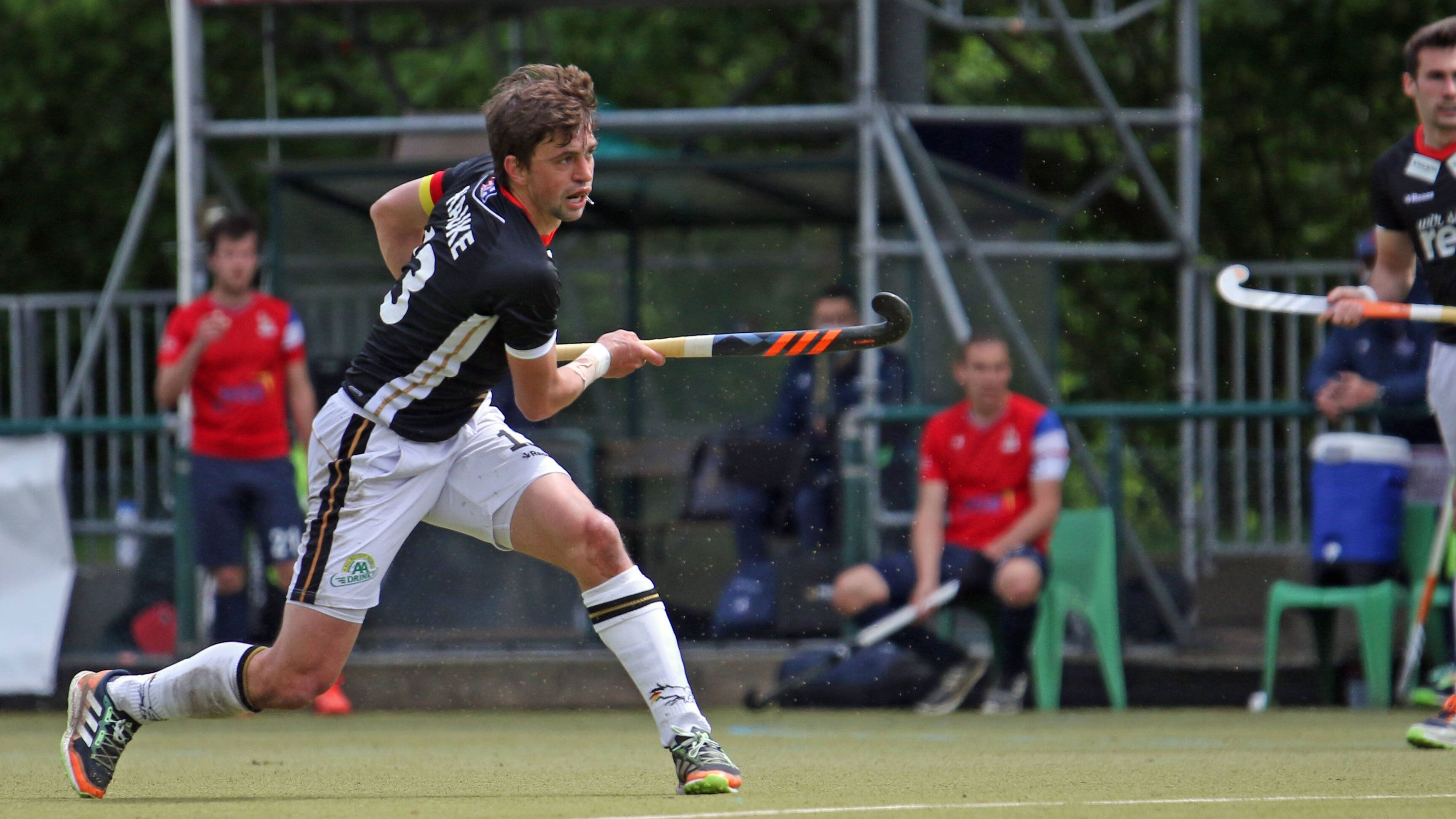 
                <strong>Hockey-Nationalspieler Tobias Hauke: "Es ist schon extrem heiß hier"</strong><br>
                Hockeynationalspieler-Tobias Hauke sagte nach dem ersten Trainingsspiel in Tokios Hitze: "Wir werden sicher noch ein bisschen brauchen, um Höchstleistungen bei diesen Temperaturen zu bringen." Auch die extreme Luftfeuchtigkeit spiele eine große Rolle, so der potentielle deutsche Fahnenträger. Gegen die Hitze hat die deutsche Hockeymannschaft Kühlwesten und Eishandtücher parat. Zudem werde man den Wechselrhythmus der Hitze anpassen müssen, erklärte Nationaltrainer Kais al Saadi. 
              