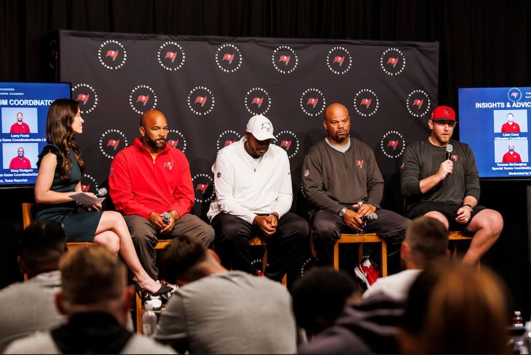 Es gab viele Podiumsgespräche, bei denen die Trainer-Aspiranten unterrichtet wurden (Credit: Tampa Bay Buccaneers)