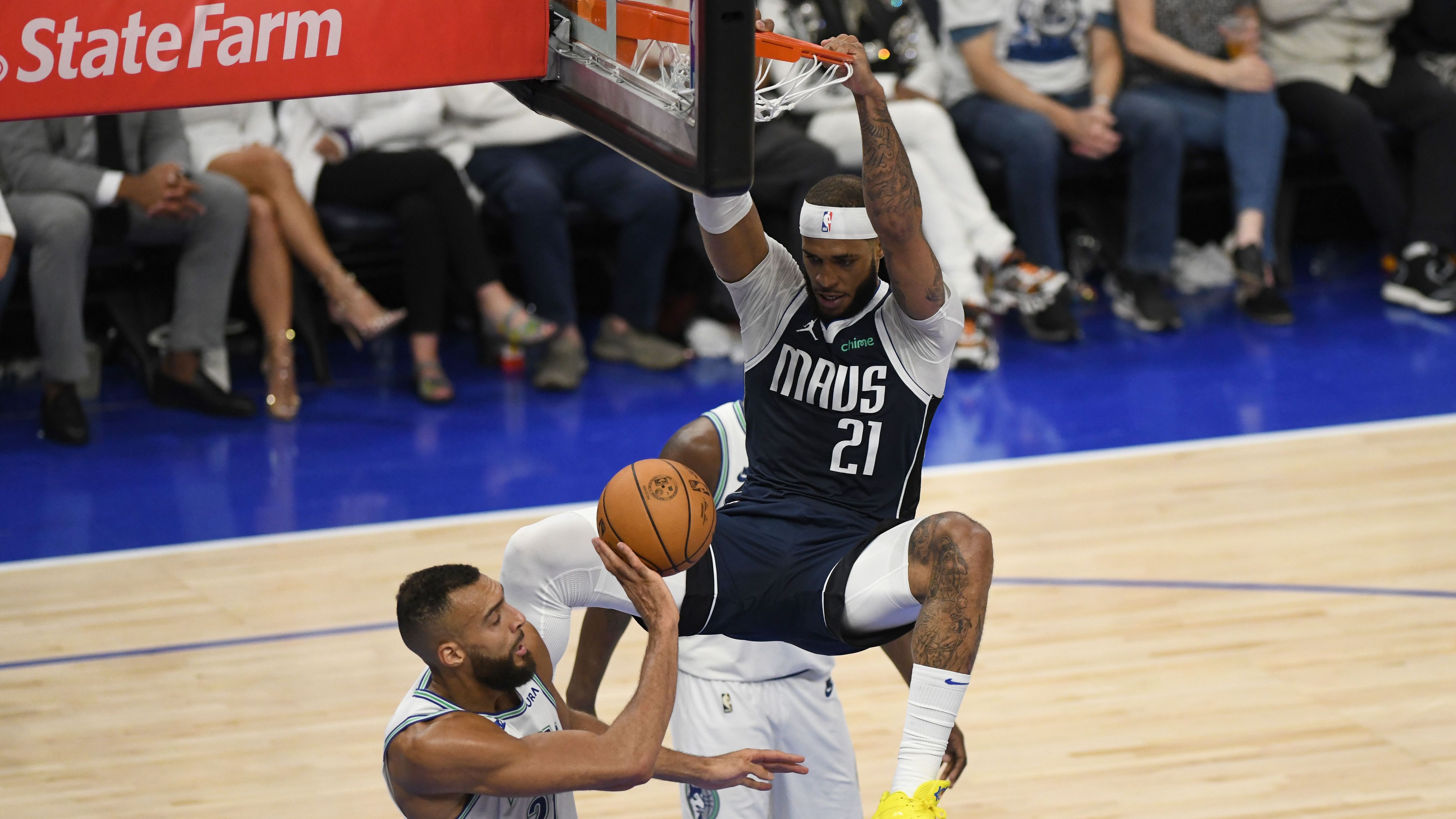 <strong>Daniel Gafford (Dallas Mavericks) - Starter</strong><br>Durch die Verpflichtung Gaffords kam zusätzliche Größe in den Kader von Dallas. Die Hauptaufgaben des Big Man sind leicht erklärt: Defense spielen und Lobs verwerten. Kein Team der NBA hatte in den Playoffs nur ansatzweise so viele Dunks wie Dallas. Ein fitter Porzingis ist dennoch glasklar der bessere Spieler, weswegen auch dieser Punkt an Boston geht. <strong>3-2 Boston</strong>