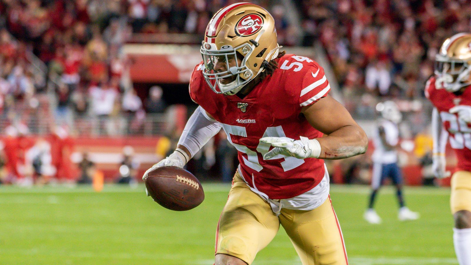 
                <strong>2. Fred Warner, San Francisco 49ers</strong><br>
                Der Middle Linebacker der San Francisco 49ers nahm in seiner dritten NFL-Saison eine starke Entwicklung, wurde daher auch erstmals in den Pro Bowl gewählt. Er verbuchte insgesamt 118 Tackles, einen Sack, sechs abgewehrte Pässe und zwei Interceptions. Als seine große Stärke gelten sein Instinkt und sein Spielverständnis. Ein Teilnehmer der Umfrage verglich Warner mit dem zurückgetretenen NFL-Profi Luke Kuechly.
              