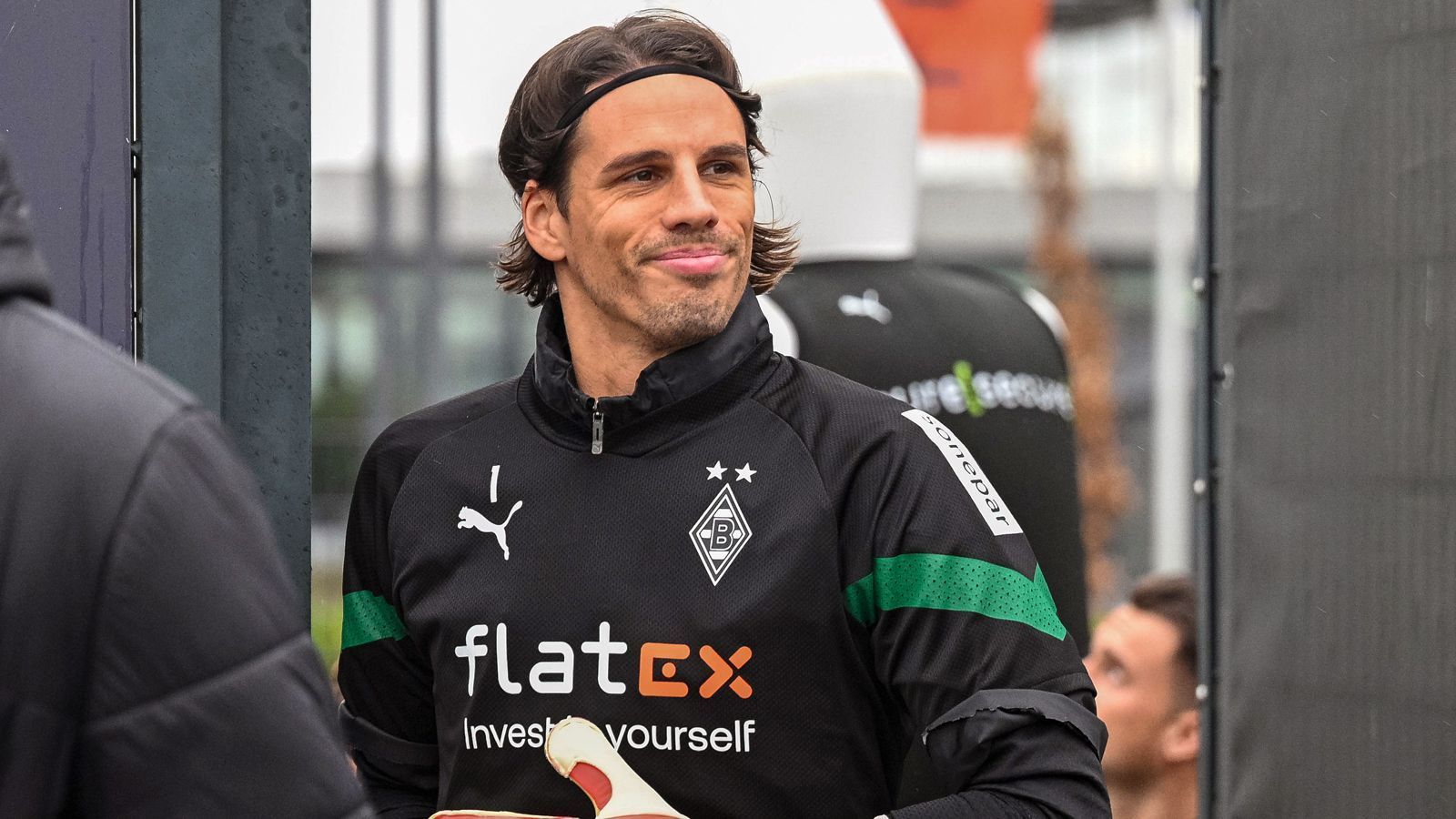 
                <strong>Yann Sommer (Borussia Mönchengladbach)</strong><br>
                Der FC Bayern München lässt aber auch bei Yann Sommer offenbar nicht locker. Wie "Sky" berichtet, haben die Münchner bei Borussia Mönchengladbach wohl ein zweites, stark verbessertes Angebot hinterlegt. Demnach soll der Rekordmeister statt wie ursprünglich fünf Millionen Euro nun acht Millionen Euro plus Boni geboten haben. Der Knackpunkt ist laut "Kicker" aber die Nachfolge von Sommer bei der Borussia. Die Gladbacher wollen Jonas Omlin von HSC Montpellier verpflichten. Wenn dies klappt, dürfte Sommer wohl gehen.
              