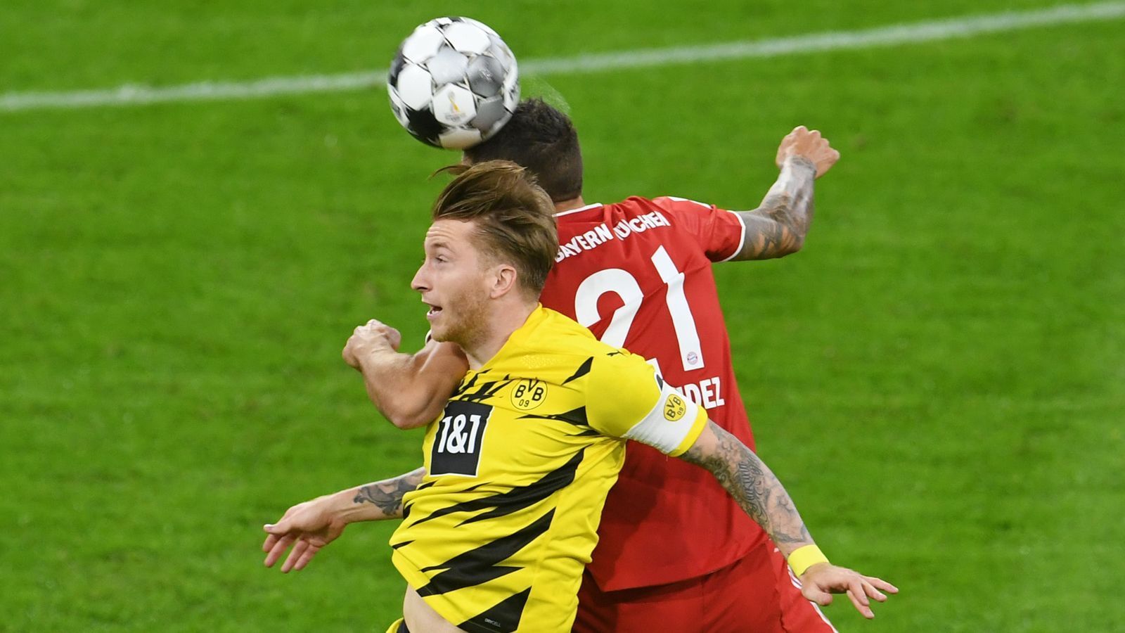 
                <strong>Marco Reus</strong><br>
                Setzt sich in den Anfangsminuten auf links durch und hat die erste Halbchance für den BVB. Guter Einsatz, als er kurz vor der Pause (37.) bei einem Bayern-Konter bis in den eigenen Strafraum zurücksprintet und so ein große Bayern-Chance vereitelt. Kreiiert nach der Pause die große Chance zum Führungstreffer, als seine Bogenlampe perfekt in Haalands Lauf landet. Offensiv nicht immer effektiv, aber fleißig. ran-Note: 2
              