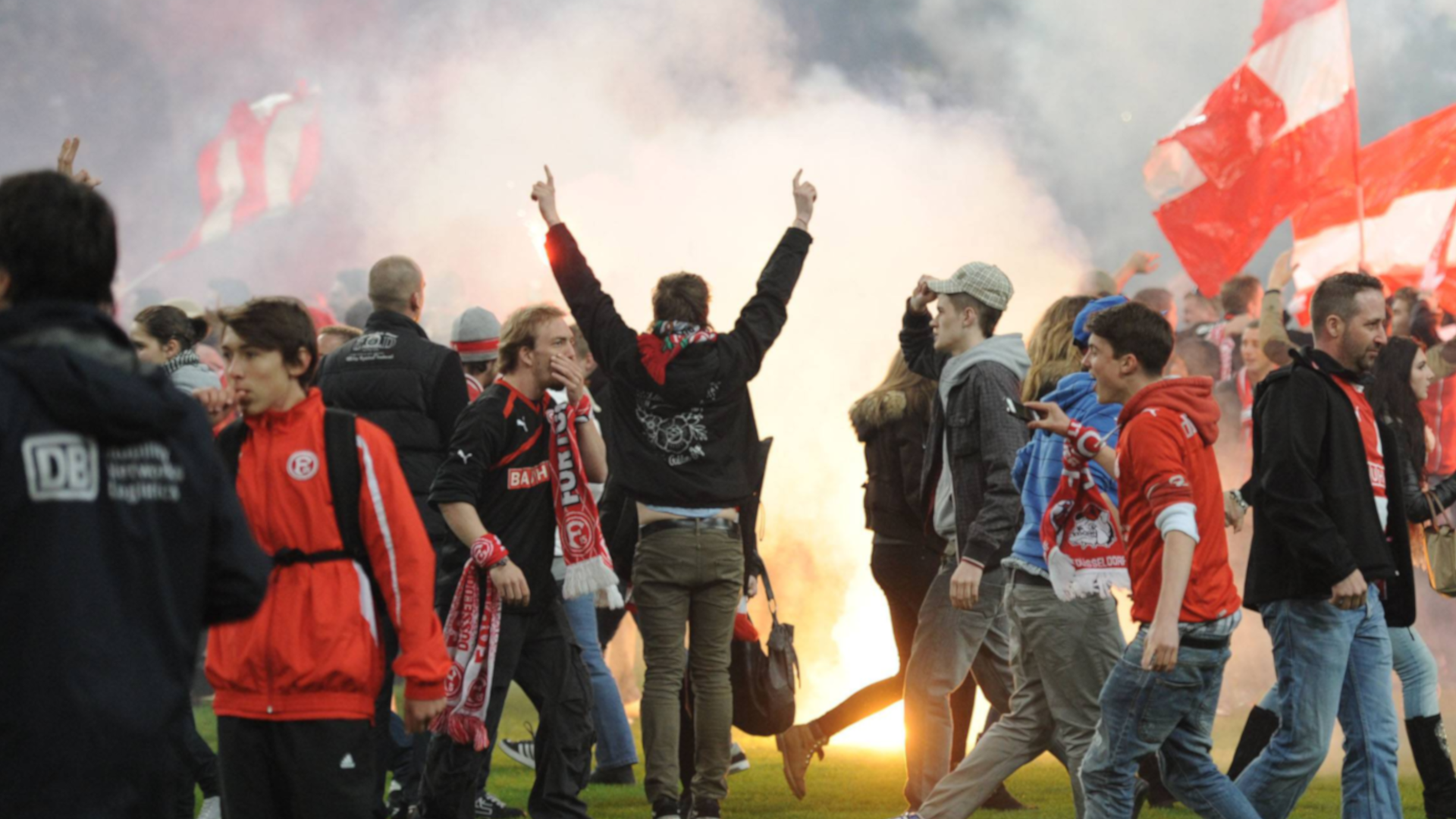 
                <strong>Fortuna Düsseldorf vs. Hertha BSC Bundesliga-Relegation 2012</strong><br>
                Kurz vor dem Ende der Relegation 2012 herrschte das absolute Chaos in Düsseldorf. Hertha benötigte in der Nachspielzeit ein Tor, um doch noch den Klassenerhalt zu packen. Im Berliner-Fanblock brannten unzählige Bengalos ab, die teilweise auch auf dem Spielfeld landeten. Als hätten die Feuerwerkskörper noch nicht für genug Unruhe gesorgt, rechneten einige Fans der Fortuna bereits mit dem Abpfiff und stürmten noch während der Partie die Platz. Auf dem Feld brannten die euphorisierten Düsseldorfer ebenfalls Bengalos ab und rissen Stücke des Rasens aus dem Geläuf. Schiedsrichter Matthias Stark blieb natürlich keine andere Wahl, als das noch laufende Relegations-Rückspiel zu unterbrechen. Nach 20 Minuten im Kabinentrakt konnte das Spiel doch noch fortgesetzt werden und Düsseldorf stieg in die Bundesliga auf. Stark flüchtete von Hertha-Profis verfolgt erneut in die Kabine. Hertha zog später vor das DFB-Sportgericht und DFB-Bundesgericht. Vergeblich. 
              