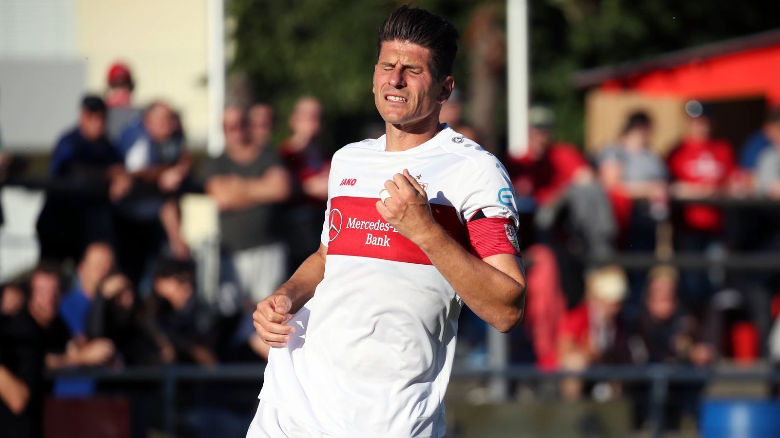 
                <strong>Angriff - Mario Gomez (VfB Stuttgart)</strong><br>
                "Mario will mithelfen, den sportlichen Schaden zu reparieren. In dieser Lage wird er den Verein nicht verlassen", sagte Gomez-Berater Uli Ferber direkt nach dem Abstieg des VfB Stuttgart der "Stuttgarter Zeitung" bzw. den "Stuttgarter Nachrichten". An diesem Vorhaben hat sich nichts geändert, der 34 Jahre alte Stürmer bereitet sich derzeit mit den Schwaben auf die Zweitliga-Saison vor. Zuletzt gab es jedoch Gerüchte, wonach der türkische Erstligist Trabzonspor am Champions-League-Sieger von 2013 interessiert sein soll. Gomez' Vertrag läuft noch bis 2020 und in der Türkei ist er auch kein Unbekannter. In der Saison 2015/16 lief Gomez für Besiktas Istanbul auf und erzielte 28 Treffer bei 41 Pflichtspiel-Einsätzen. Die zweite Bundesliga ist für den 34-Jährigen hingegen sportliches Neuland. 
              