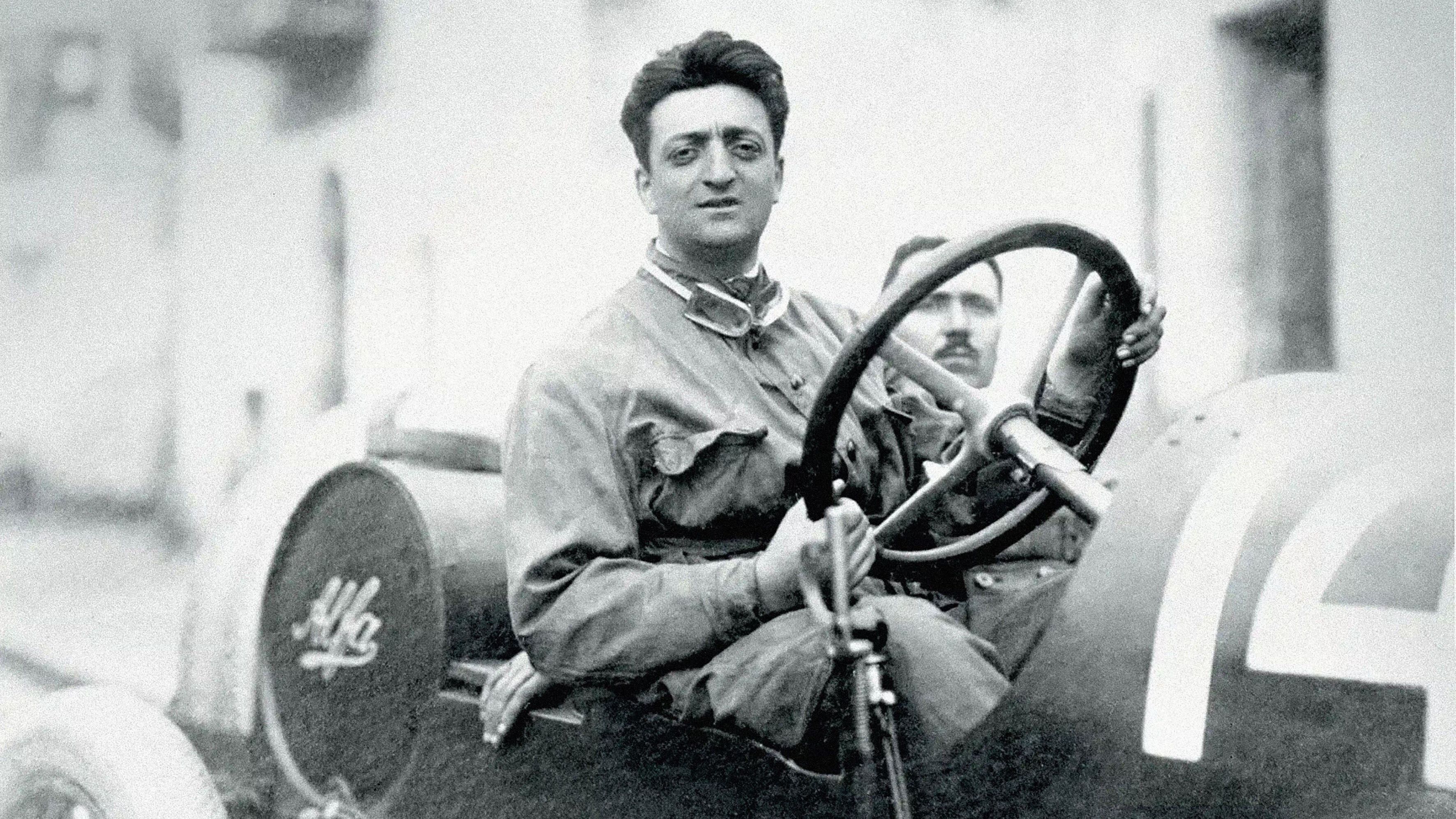 Enzo Anselmo Ferrari wurde 1898 im italienischen Modena in einfachen Verhältnissen geboren. Seine Mutter war Bäuerin, sein Vater hatte eine Schlosserwerkstatt für Eisenbahnen und später auch Automobile. Enzo war ein notorischer Schulschwänzer und brach seine schulische Laufbahn in der 3. Klasse der Hauptschule ab, um in der Werkstatt seines Vaters zu arbeiten.