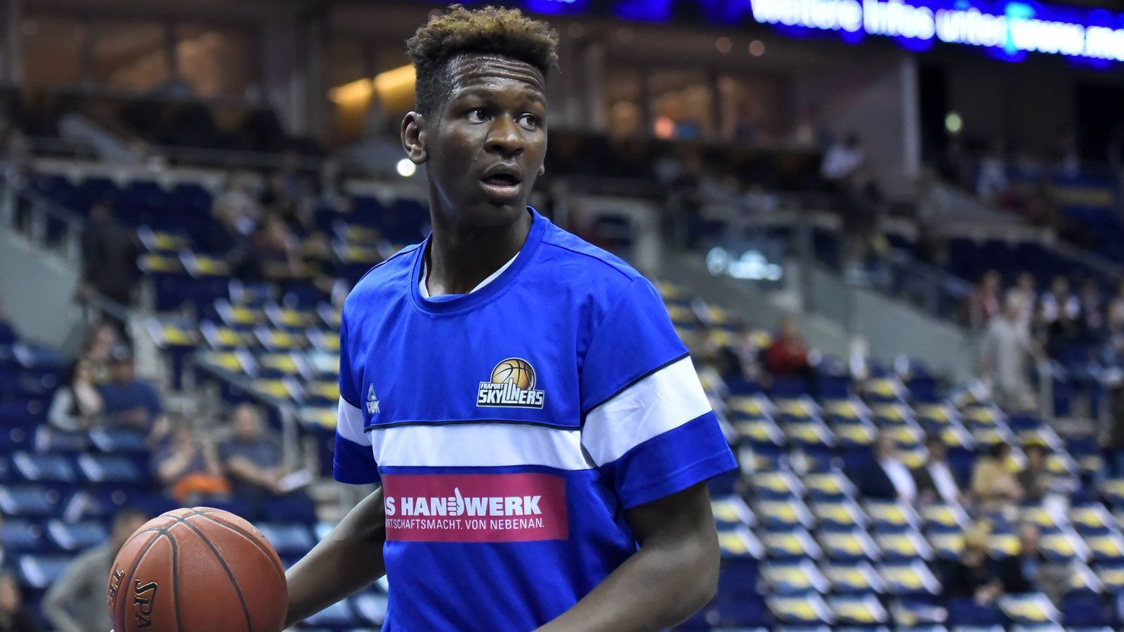 
                <strong>Isaac Bonga</strong><br>
                Isaac Bonga gilt als eines der größten Basketball-Talente Deutschlands. Mit 18 Jahren ist der 2,03 Meter große Small Forward zwar der jüngste Spieler der gesamten Draftklasse, hat aber dafür schon Erfahrungen bei den Profis der Fraport Skyliners sammeln können. In der abgelaufenen BBL-Saison legte er in 29 Spielen durchschnittlich 5,9 Punkte und 2,4 Assists auf. Außerdem kam er auf vier Playoff-Einsätze beim Viertelfinal-Aus gegen Bayern München. 
              