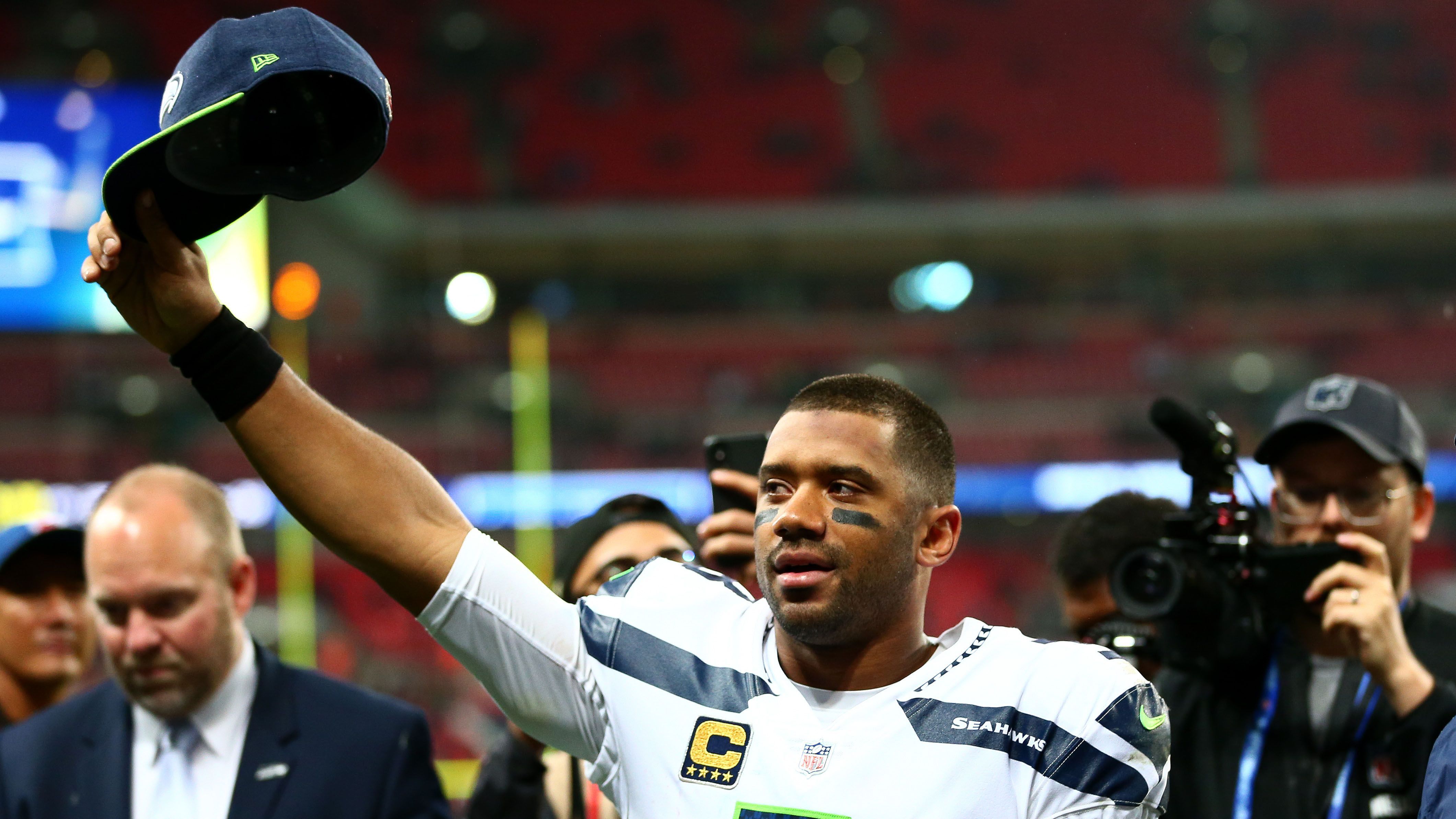 
                <strong>Russell Wilson</strong><br>
                Einen Monat später legte Russell Wilson nach. Mit den Seahawks besiegte er die Detroit Lions, wobei er 14 seiner insgesamt 17 Pässe an seine Receiver brachte und drei Touchdowns warf. Der dritte im Bundes ist nun "Big Ben" Roethlisberger nach seinem perfekten Thursday Night Game.
              