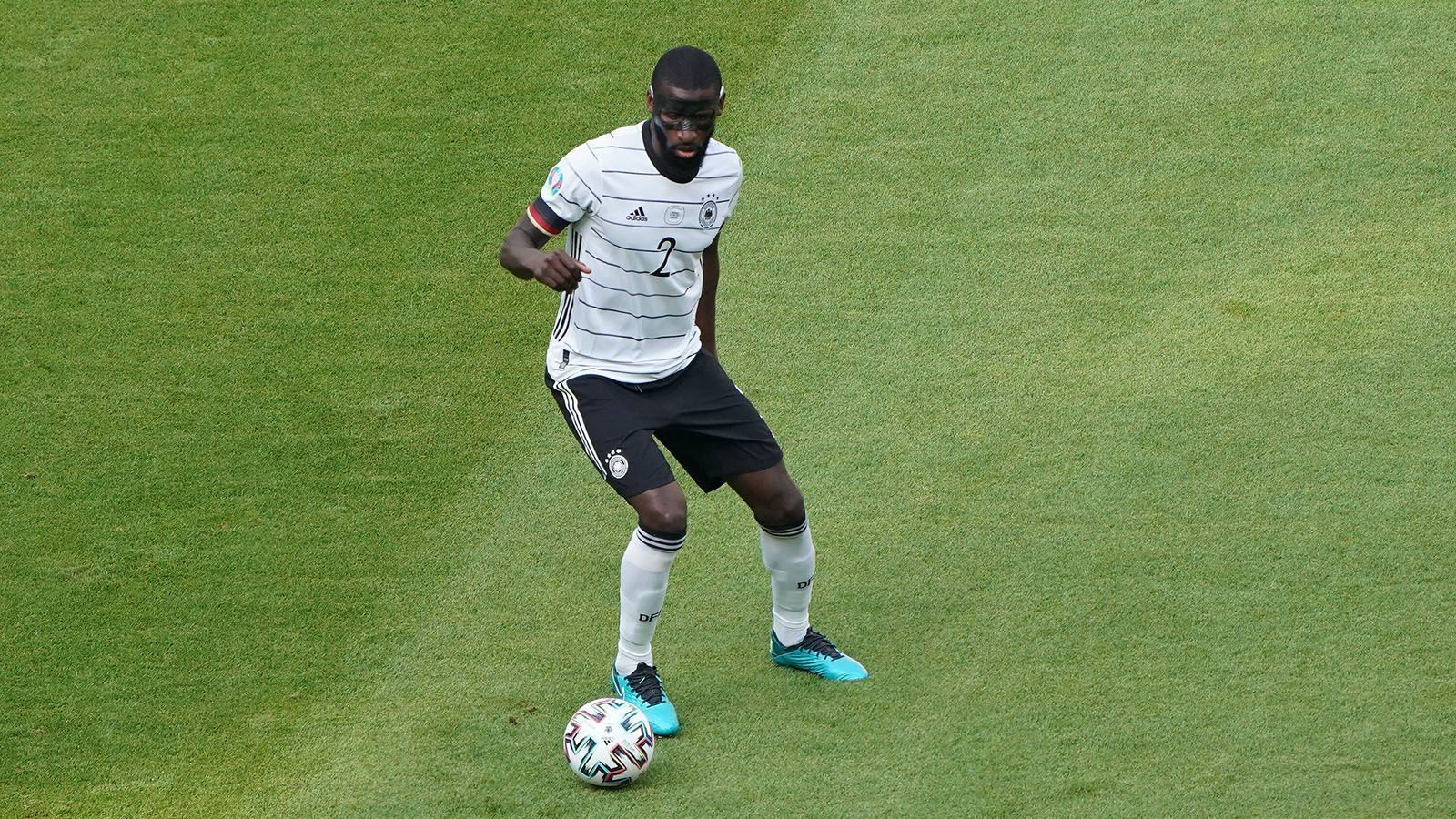 
                <strong>Antonio Rüdiger</strong><br>
                Mit ganz viel Willen ausgestattet wirft sich der amtierende Champions-League-Sieger vom FC Chelsea in jeden Zweikampf, tut sich anfangs gegen Cristiano Ronaldo (von dem er einmal mit der Hacke düpiert wird) und Co. aber ein bisschen schwerer als Hummels und Ginter. Steigert sich aber immer mehr und präsentiert sich insgesamt in sehr starker Verfassung. ran-Note: 2
              