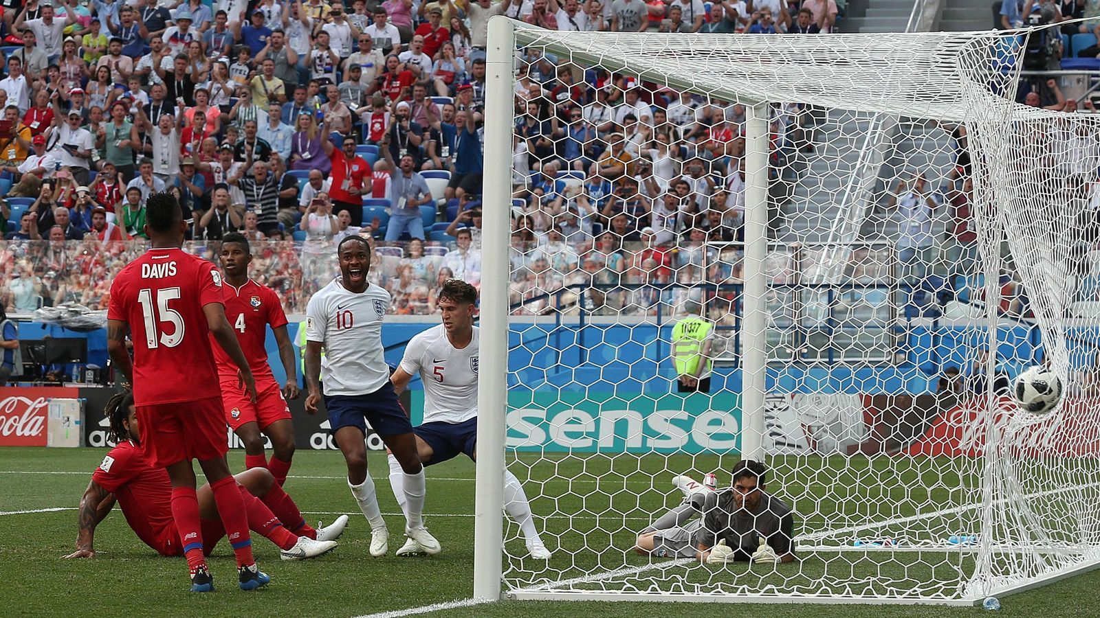 
                <strong>Englands Standards sind brandgefährlich</strong><br>
                England erzielte in Russland acht seiner elf Tore nach einem ruhenden Ball (im Bild trifft John Stones gegen Panama). Seit 1966 schoss nur eine Mannschaft bei einer WM-Endrunde so viele Standardtore: Portugal gelangen 1966 auf diese Weise ebenfalls acht Buden.
              