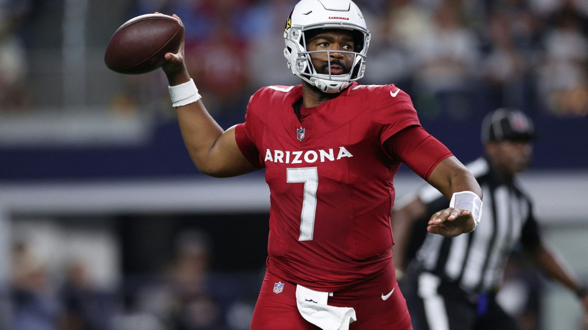 <strong>Platz 20: Jacoby Brissett (Arizona Cardinals)</strong><br>Jacoby Brissett überzeugt, seitdem er Kyler Murray ersetzen darf. Die Offense wirkt deutlich runder als mit Murray, Trey McBride und Marvin Harrison Jr. werden besser eingesetzt und Arizona kann den Ball konstant bewegen.&nbsp;Wie Jonathon Gannon bestätigt, würde Brissett mittlerweile auch starten, wenn Murray fit wäre. Brissett hat nicht mehr die Explosivität als Rusher, ist als Passer aber definitiv ein würdiger Starter.