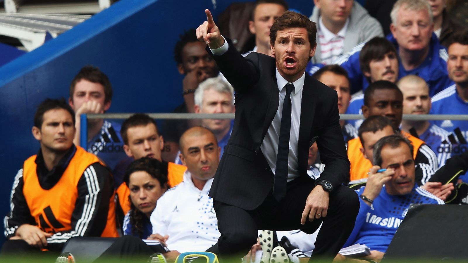 
                <strong>Andre Villas-Boas (FC Chelsea)</strong><br>
                Im Sommer 2011 ging der FC Chelsea mit Andre Villas-Boas schon einmal ein ziemliches Risiko mit einem teuren, aufstrebenden Trainer ein - und wurde ebenfalls enttäuscht. Der damals erst 33 Jahre junge Portugiese kam für eine Ablösesumme von 15 Millionen Euro vom FC Porto an die Stamford Bridge. Mit den Portugiesen gewann Villas-Boas zuvor neben der Meisterschaft und dem Pokal auch noch die Europa League. Letztlich war die Aufgabe bei Chelsea aber wohl zu groß für den noch sehr jungen Coach, der nicht mal eine Saison im Amt blieb. Nach einer 0:1-Niederlage am 27. Spieltag bei West Bromwich Albion flog Villas-Boas raus. Nachfolger Roberto Di Matteo holte wenige Wochen später mit den "Blues" in München den Champions-League-Titel.
              