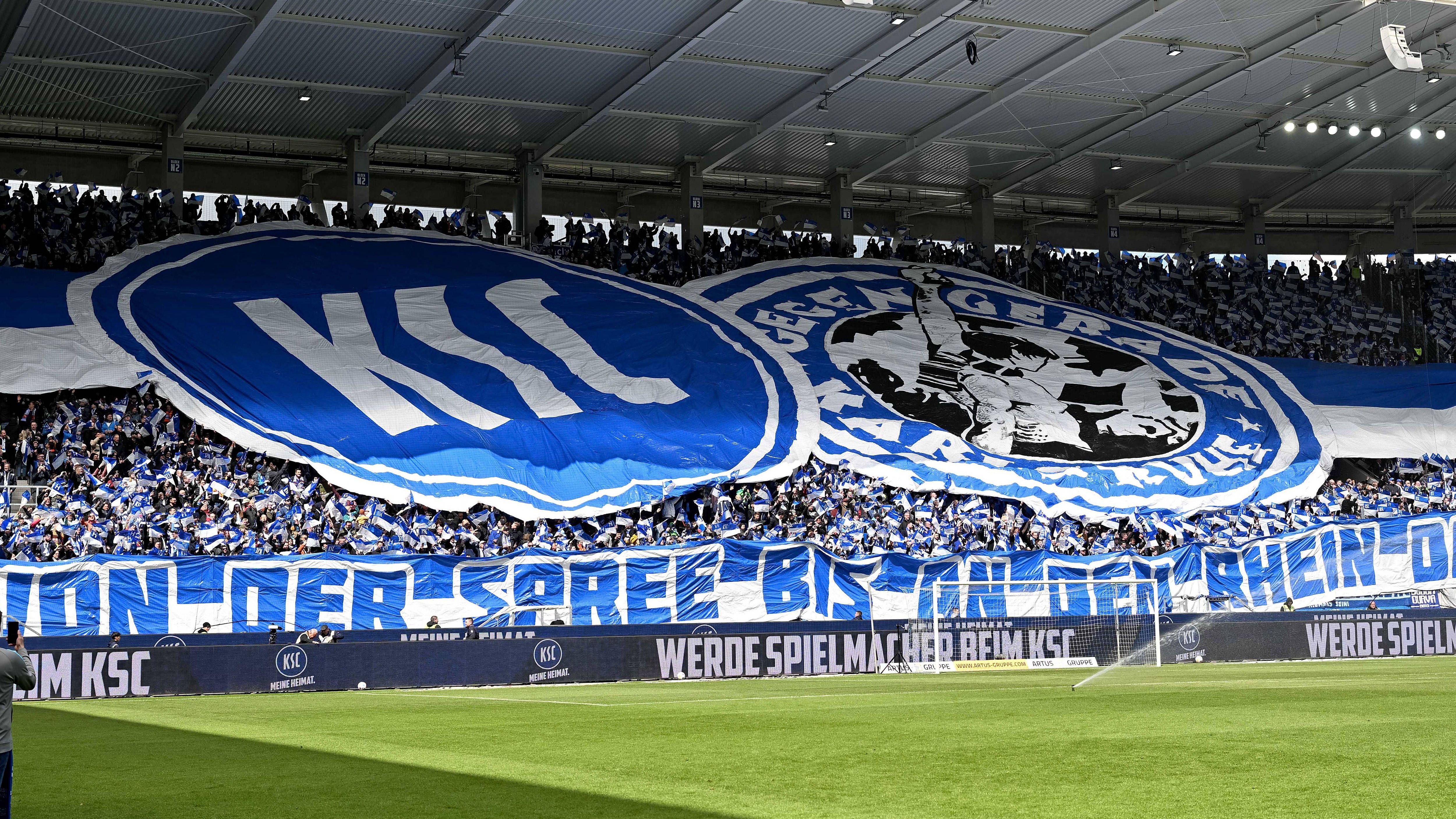 <strong>KSC- und Hertha-Fans begeistern mit gemeinsamer Choreo</strong><br>Zwar ebenfalls nicht Bundesliga, aber dennoch sehenswert: Vor der Zweitliga-Partie zwischen dem Karlsruher SC und Hertha BSC boten die Fans beider Klubs eine stadionübergreifende Choreo...