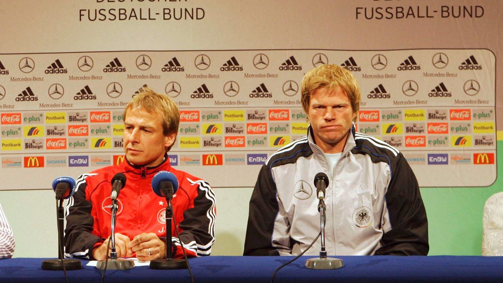 
                <strong>Angespanntes Verhältnis</strong><br>
                Als Jürgen Klinsmann 2004 den Job als Bundestrainer übernahm, zogen für Kahn stürmische Zeiten im Nationalteam auf. Der Weltmeister von 1990 setzte mehr und mehr auf Jens Lehmann und stellte Kahns Status als Nummer 1 in Frage. Auch als Kapitän wurde Kahn durch Klinsmann abgesetzt und durch Michael Ballack ersetzt. Den Super-Gau erlebte er kurz vor der WM 2006 in Deutschland, als Klinsmann Jens Lehmann als Stammtorwart nominierte. Eine Zusammenarbeit beim FC Bayern kam nicht mehr zustande: Kahn beendete 2008 seine Karriere, ehe Klinsmann von Hitzfeld übernahm.
              