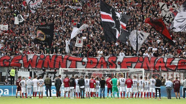 
                <strong>Der größere Titelhunger</strong><br>
                Den letzten Titel gewann Eintracht Frankfurt 1988, vor 29 Jahren war es der DFB-Pokal. Das Finale 2006 verloren die Hessen 0:1 gegen den FC Bayern München. Nur Alexander Meier und Marco Russ waren vor elf Jahren bereits dabei. Entsprechend groß ist der Hunger auf einen Titel in der Mainmetropole. Die verkorkste Rückründe und das Verletzungspech wollen die Verantwortlichen vergessen machen. Marketing-Vorstand Axel Hellmann fasst vor der Partie zusammen: "Es zählt nicht mehr, wie die Rückrunde gelaufen ist oder wer alles verletzt war. Wir brauchen elf Kerle, die den Sieg stemmen!"
              