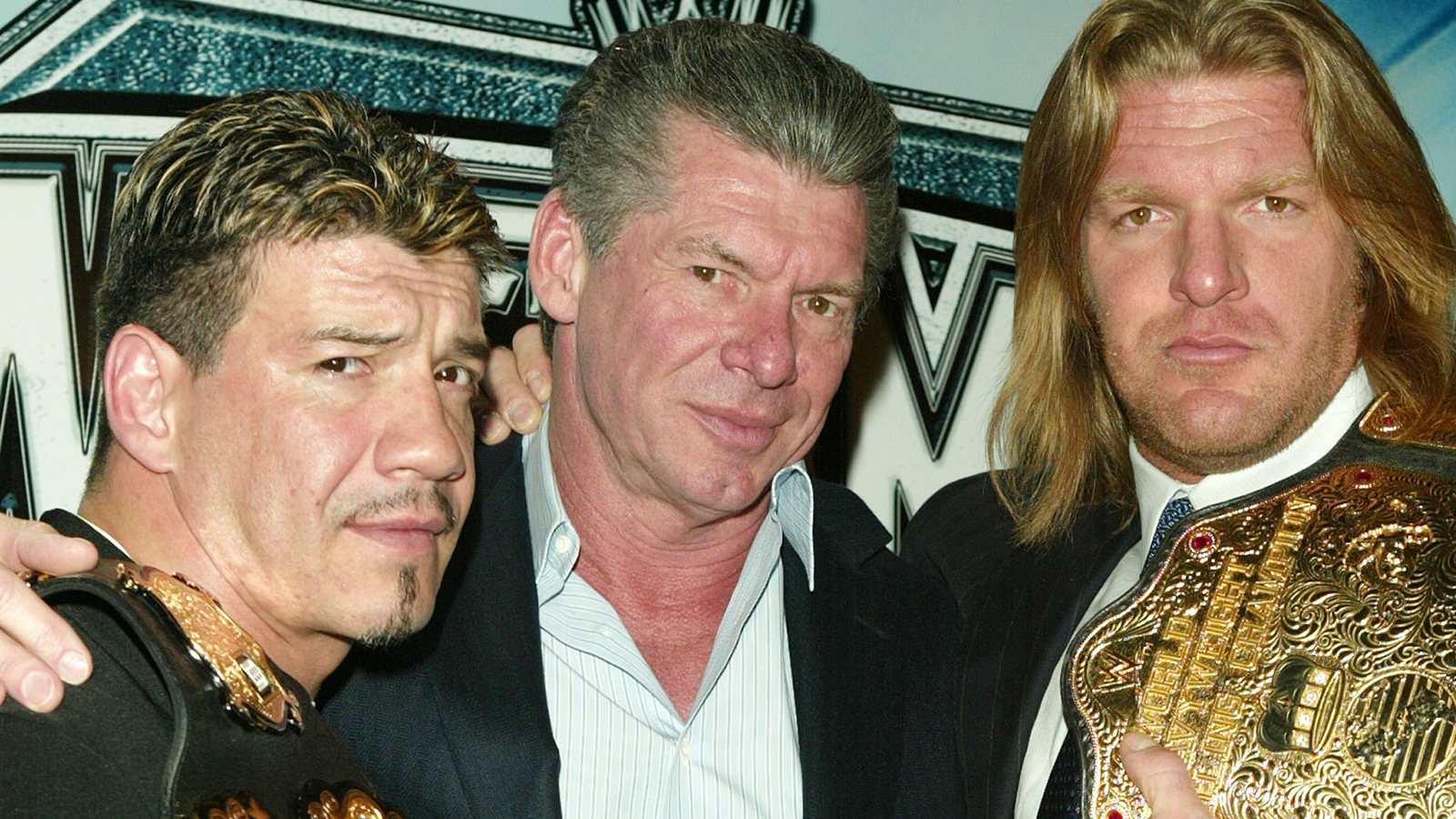 
                <strong>Umgang mit dem Tod von Eddie Guerrero</strong><br>
                Die WWE benutzt häufig reale Begebenheiten, um sie in ihre Storys einzubauen. Fast immer ist das in irgendeiner Form geschmacklos. Nach dem Tod von Eddie Guerrero ist es das in besonderer. Der beliebte Ausnahmekönner stirbt im Jahr 2005 überraschend an einer Herzinsuffizienz. Die WWE und andere Wrestling-Ligen widmen ihm in der unmittelbaren Folge mehrere Abende und Shows. Das Leben Guerreros hält die WWE allerdings nicht lange in Ehren. Die Liga kommt immer wieder mit Storylines auf, die sich auf Eddie Guerrero beziehen und provoziert dabei mit zahlreichen Tiefschlägen, um ihre Wrestler vor dem Publikum als anständige Bösewichte zu verkaufen. Der wohl berühmteste: Randy Ortons Worte gegen Rey Mysterio. Guerrero würde demzufolge nicht aus dem Himmel auf sie herabschauen, sondern in der Hölle schmoren. Alles für die Quote ...
              