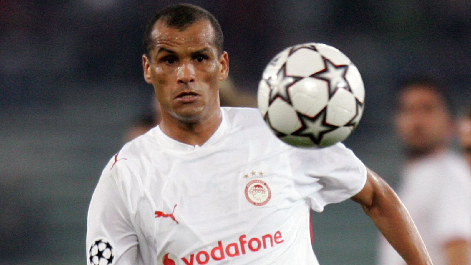 
                <strong>Rivaldo</strong><br>
                Der wohl größte Name, der bislang für Olympiakos Piräus spielte, dürfte Rivaldo sein. Der brasilianische Weltmeister von 2002 kam zwei Jahre nach dem Triumph der Selecao mit 32 Jahren nach Griechenland. Zuvor lief der Offensivmann bereits für den FC Barcelona und Milan auf. In drei Spielzeiten brachte es Rivaldo bei Olympiakos auf 101 Einsätze (43 Tore), danach wechselte er zum Ligarivalen AEK Athen. 
              