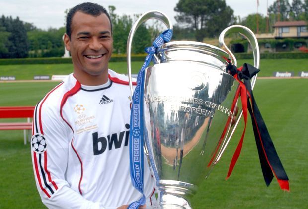 
                <strong>Cafu</strong><br>
                ... Marcos Evangelista de Moraes. Sagt Ihnen nichts? Der Rechtsverteidiger ist besser unter seinem Spitznamen "Cafu" bekannt. Neben dem Champions-League-Titel holte sich der Brasilianer zwei Mal (1994, 2002) die WM-Trophäe. 
              