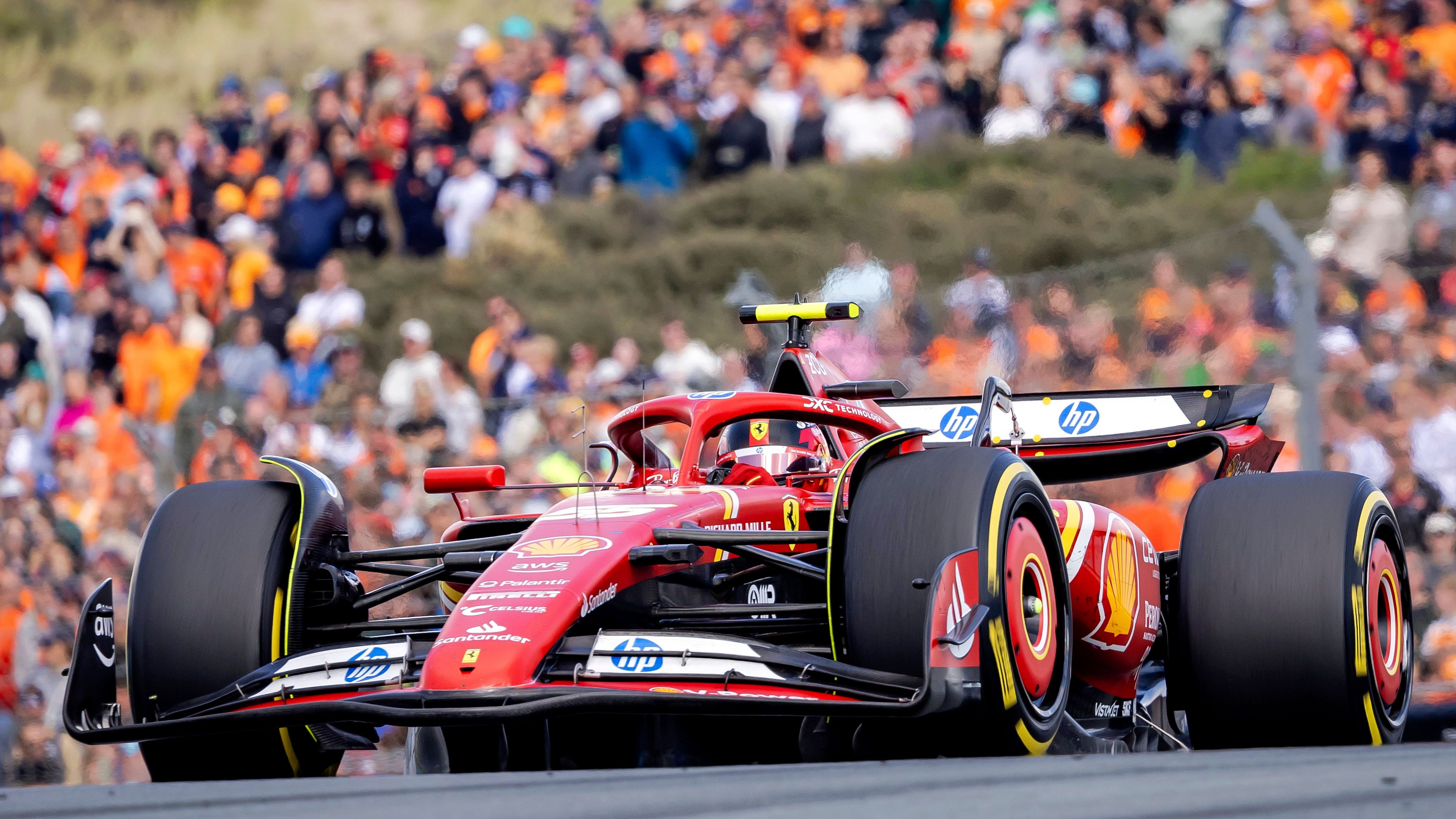 <strong>Gewinner: Ferrari<br></strong>Im Aufschwung von McLaren und Mercedes ging Ferrari zuletzt etwas unter. Doch in Zandvoort zeigt sich die Scuderia auf gutem Niveau. Charles Leclerc angelt sich zum zweiten Mal in Folge Rang drei und auch Carlos Sainz fährt von Startplatz 10 noch stark auf den fünften Platz vor – noch vor den beiden Silberpfeilen. Die Leistungssteigerung der Italiener kommt gerade rechtzeitig zum anstehenden Heimrennen in Monza.