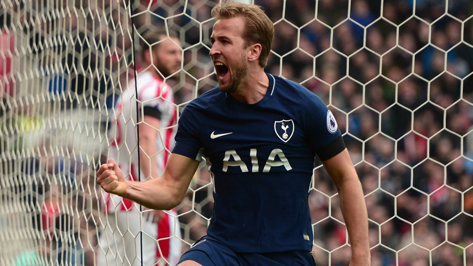 
                <strong>Tottenham Hotspur: Mit Harry Kane zum ersten Premier-League-Titel?</strong><br>
                Knapp daneben ist auch vorbei. In den vergangenen drei Spielzeiten landete Tottenham Hotspur stets in den Top-3. Der Traum von der Premier-League-Meisterschaft blieb aber unerfüllt. Mit einer nagelneuen Spielstätte, der New White Hart Lane, wird ein neuer Anlauf genommen. In Harry Kane haben die "Spurs" den vielleicht begehrtesten Mittelstürmer der Welt, in Weltmeister Hugo Lloris einen der besten Torhüter der WM, in Mauricio Pochettino einen der anerkanntesten Trainer.
              