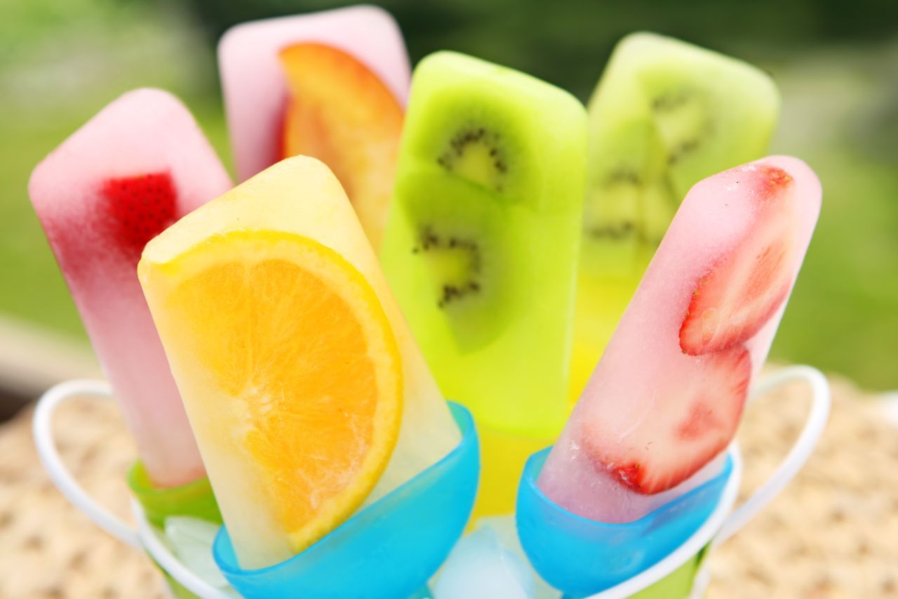 Popsicles: Das läuft dir das Wassereis im Mund zusammen! Reifes Obst kannst du für Eis am Stiel verwenden. Je reifer, desto süßer das Eis. 