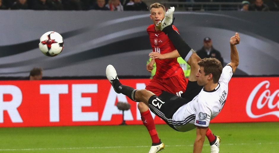 
                <strong>Thomas Müller (Bayern München)</strong><br>
                Trifft endlich wieder in allen Lebenslagen. Thomas Müller hat nach der sportlich miesen Zeit unter Carlo Ancelotti seine alten Stärken wiedergefunden. Acht Tore und 16 Assists für die Bayern in der Bundesliga zeugen davon. Kann immer den Unterschied ausmachen, ist mit den schon sprichwörtlich gewordenen "Raumdeuter-Qualitäten" unersetzbar - egal ob auf rechts oder in der Zentrale.
              