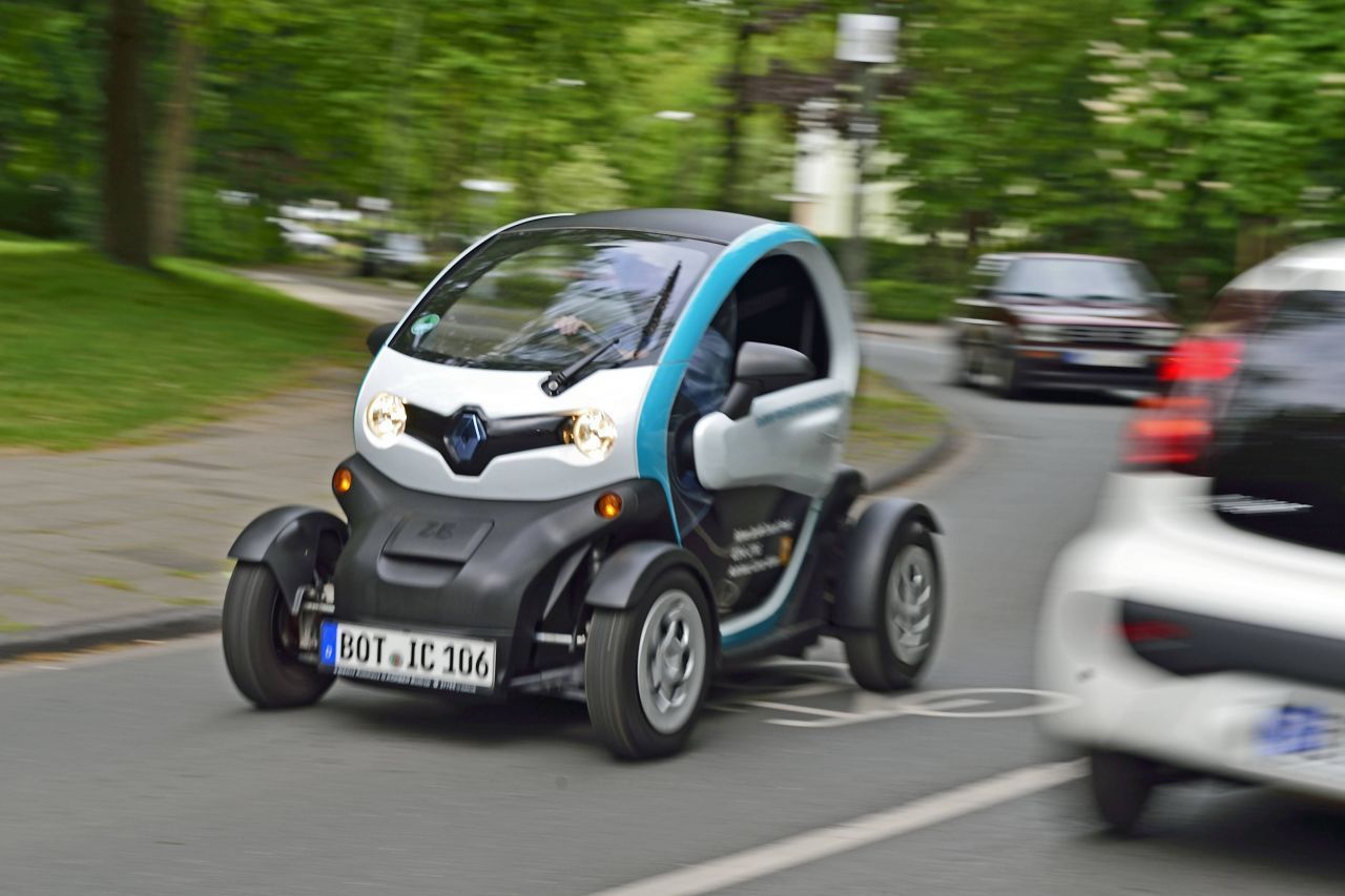 Den Renault Twizy gibt es in 2 Varianten. Der Twizy 45 hat eine Höchstgeschwindigkeit von 45 km/h und eine Reichweite von 100 Kilometern. In Deutschland liegt sein Preis bei 6.950 Euro. Der Twizy 80 schafft 80 km/h und kostet 7.650 Euro. 