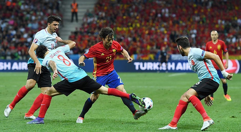 
                <strong>Spanien vs. Türkei: Die Spanier in der Einzelkritik</strong><br>
                Spanien vs. Türkei: Der souveräne 3:0-Erfolg der Titelverteidiger war eine Kampfansage an die Konkurrenz. Vor allem die Stürmer überzeugten auf ganzer Linie. Die "Furia Roja" in der Einzelkritik:
              