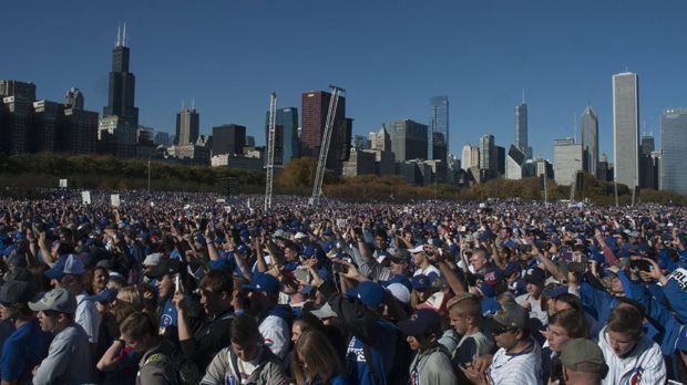 
                <strong>Die sportbegeisterten Einwohner</strong><br>
                Die Stadt hat für Schweinsteiger und seine Frau Ana aber noch mehr zu bieten als nur Fußball. Wie sportbegeistert Chicago ist, zeigte sich im vergangenen November, als fünf Millionen Menschen den Siegeszug des Baseball-Klubs Chicago Cubs nach dessen sensationellem Comeback beim 4:3 nach 1:3 gegen die Cleveland Indians in den Straßen feierten.
              