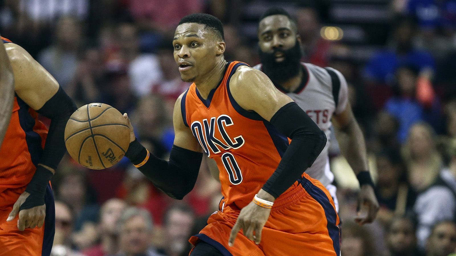 
                <strong>Westbrook kehrt nach Oklahoma City zurück</strong><br>
                ... denn letztlich fiel mit Paul George auch ein weiterer Dominostein: Der größte Spieler in der Geschichte der Franchise, Russell Westbrook, wurde zu den Houston Rockets getradet. Das erste Wiedersehen wird es in Houston gleich am 28. Oktober geben. Auf die Heimkehr ihres Helden müssen sich die OKC-Fans bis zum 9. Januar gedulden. Dann gibt es nämliche die emotionale Rückkehr des Point Guards nach Oklahoma City.
              