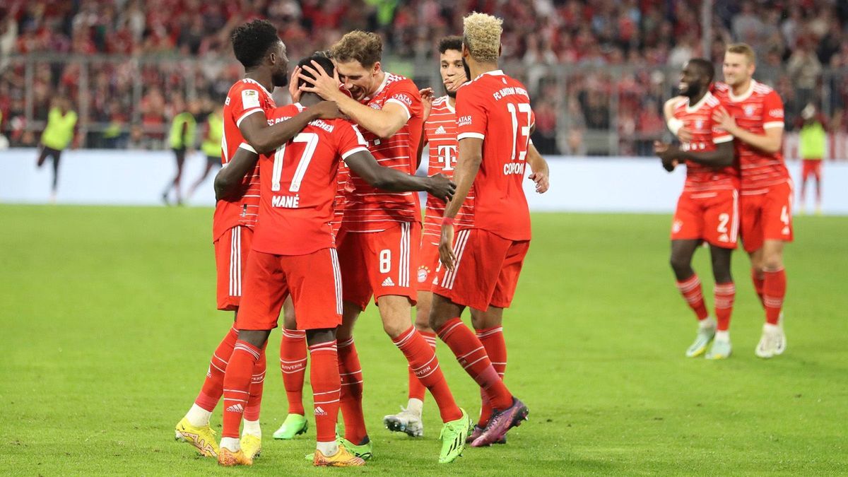 Bayern-Bosse sitzen zufrieden auf der Tribüne