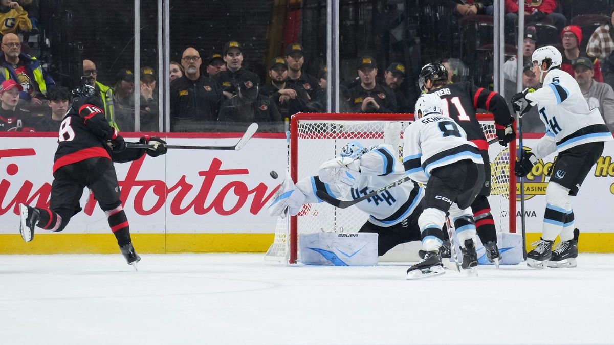 Der Schuss von Tim Stützle (l.) wird geblockt