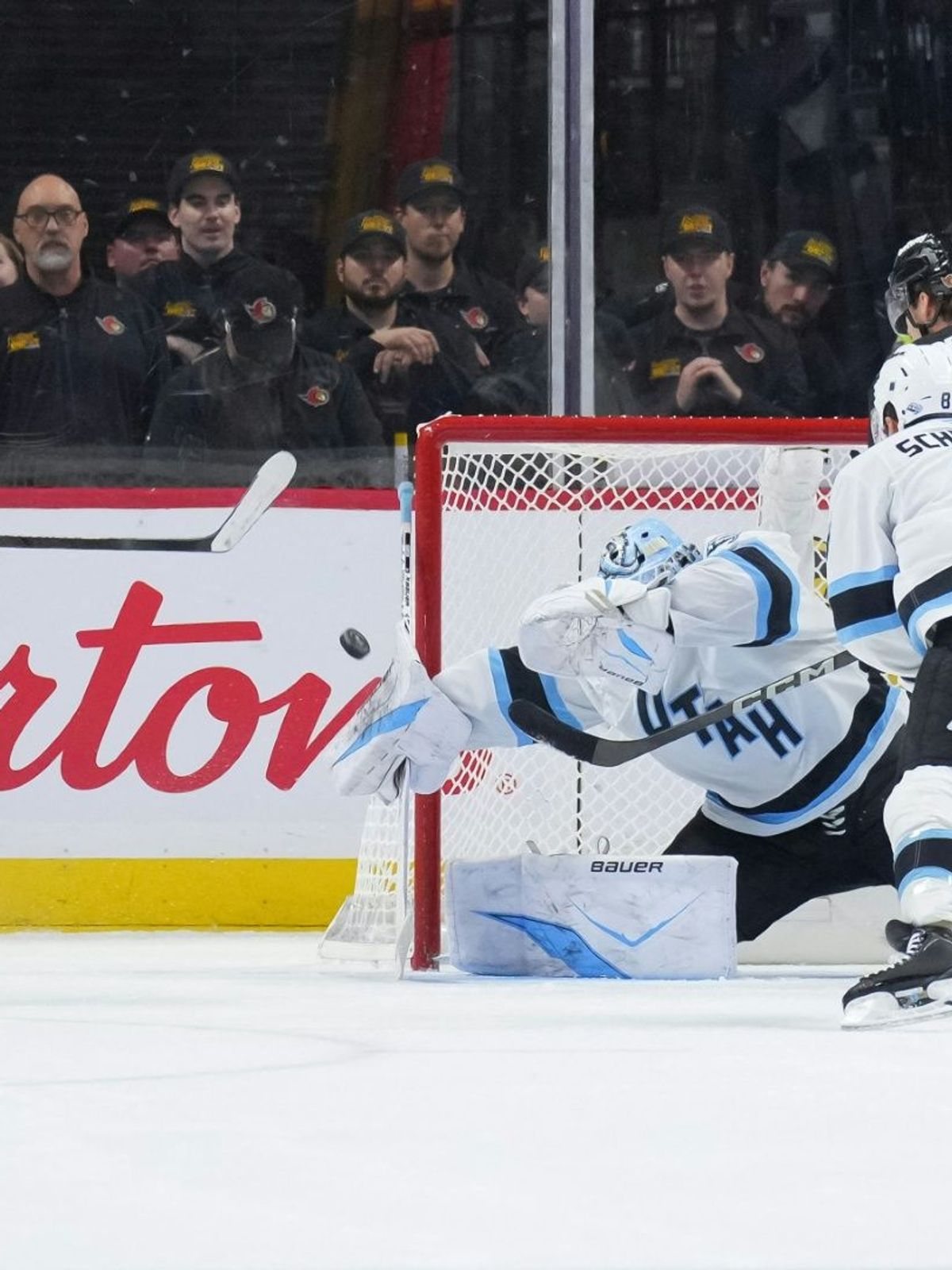 Der Schuss von Tim Stützle (l.) wird geblockt