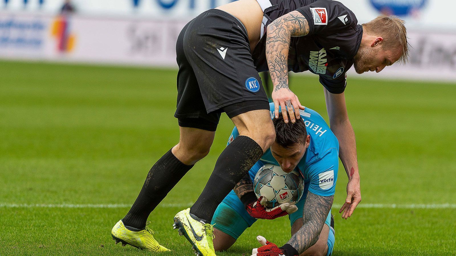 
                <strong>Pro 1. FC Heidenheim: Defensivbollwerk</strong><br>
                Doch überhaupt erst einmal ein Tor gegen Heidenheim zu erzielen, ist schon kompliziert genug. Mit 36 Gegentreffern stellt der Underdog die zweitbeste Defensive der 2. Liga nach Meister Arminia Bielefeld (30 Gegentore). In 15 seiner 33 Einsätze in den Punktspielen und dann auch im Relegationshinspiel hielt Keeper Kevin Müller seinen Kasten sauber - den ersten Wert erreichte in den drei deutschen Profiligen sonst nur ein gewisser Manuel Neuer.
              