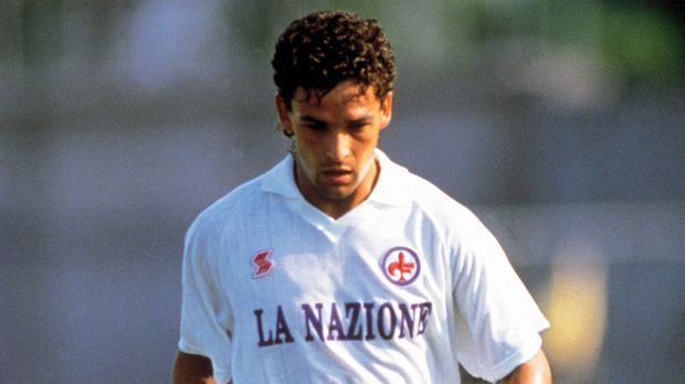 
                <strong>Roberto Baggio</strong><br>
                Roberto Baggio: Zwischen 1985 und 1990 schnürte der frühere italienische Superstar seine Schuhe für die Fiorentina. In 95 Partien erzielte der geniale Offensivmann 39 Treffer. In seiner späteren Laufbahn stand er unter anderem bei Juventus Turin, Milan und Inter unter Vertrag. 1993 wurde Baggio zu Europas Fußballer des Jahres und auch zum Weltfußballer gewählt. 
              
