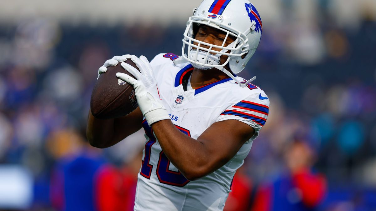 INGLEWOOD, CA - DECEMBER 08: Buffalo Bills wide receiver Amari Cooper (18) warms up before an NFL, American Football Herren, USA football game between the Buffalo Bills and Los Angeles Rams at SoFi...