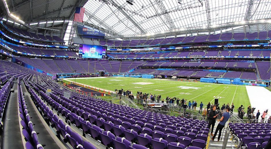 
                <strong>Fakt 9: Explodierende Ticketpreise</strong><br>
                Noch nie waren Super-Bowl-Tickets teurer als in Minneapolis. Auf dem Weiterverkaufsmarkt muss der Fan derzeit durchschnittlich 5.415 US-Dollar hinblättern, um im US Bank Stadium der Vikings live dabei zu sein. Das billigste Ticket - wenn von billig hier überhaupt die Rede sein kann - kostet 4.370 US-Dollar. Dann doch lieber ranNFL gucken, da gibt's SBLII für umme.
              