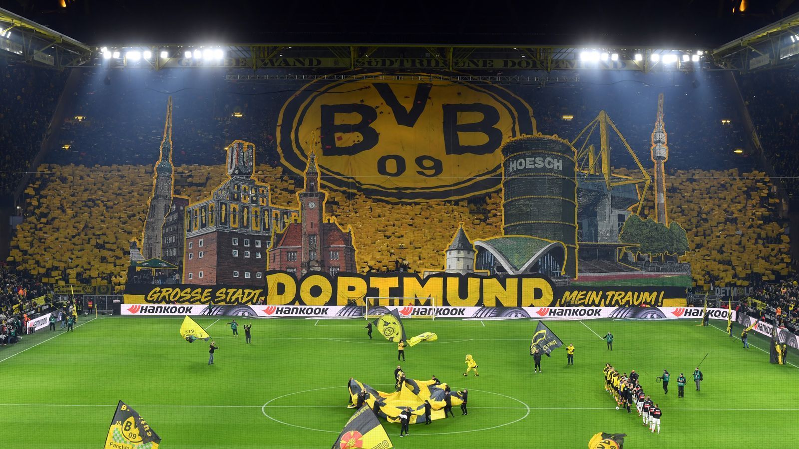 
                <strong>BVB-Fans feiern ihre Stadt</strong><br>
                ... sondern natürlich auch ihren Klub. Hinter den Wahrzeichen Dortmunds prangt das BVB-Logo.
              