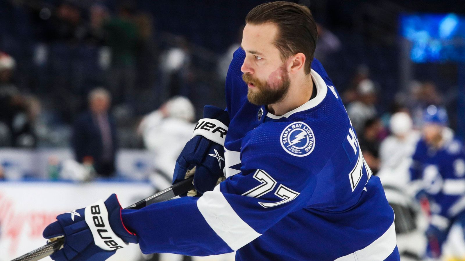 
                <strong>Victor Hedman</strong><br>
                Victor Hedman hat ein exzellentes Auge für die Mitspieler. Der 31-Jährige ist der beste Vorlagengeber seiner Mannschaft. Er spielt seit dem Jahre 2009 für Tampa Bay. Zuvor stand er in seiner schwedischen Heimat auf dem Eis. Im Jahr 2018 gewann Hedman die James Norris Memorial Trophy als bester Verteidiger der NHL. Mit einem Jahresverdienst von 7,875 Millionen US-Dollar ist er der bestbezahlte Verteidiger der Lightning.
              