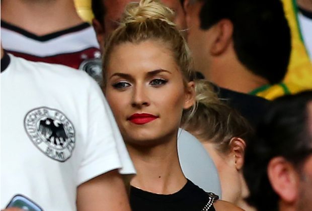 
                <strong>Lena Gercke</strong><br>
                Mit seinem Treffer versetzte der 27-Jährige Sami Khedira mit der Rückennummer sechs nicht nur seine Freundin Lena Gercke auf der Tribüne endgültig in Extase. 
              