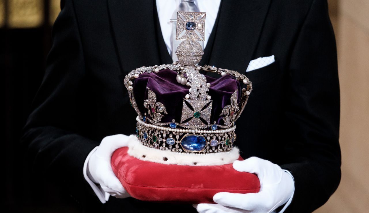 Die Imperial State Crown: Bei der Krönungszeremonie spielt sie erst am Ende eine Rolle. Nach der Krönung legen die Monarch:innen die St. Edward’s Crown in einem Schrein hinter dem Altar ab und setzen die Imperial State Crown auf, mit der sie die Kirche verlassen. Auf der Vorderseite funkelt mit über 317 Karat der Cullinan II -Diamanten.