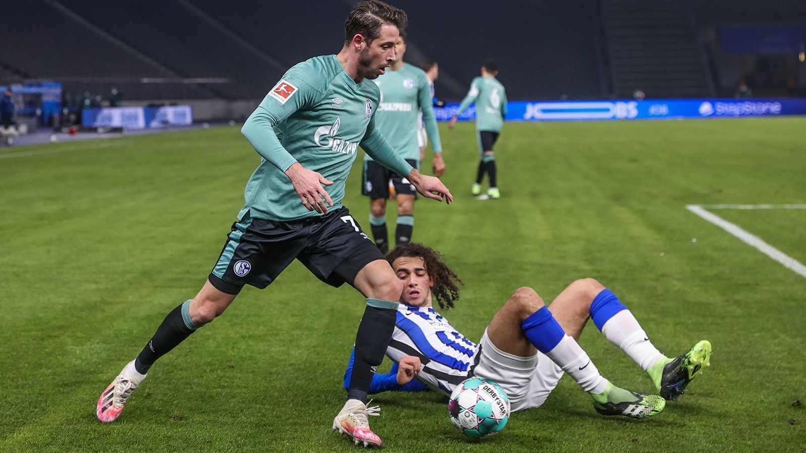 
                <strong>Uth vergibt Schalker Führung</strong><br>
                ... fünf Minuten später musste Berlins Keeper Schwolow einen Abschluss von Uth mit den Fingerspitzen um den Pfosten drehen. Auch hier war der Stürmer nach einem Steilpass frei durch. Die Riesenchance zur so wichtigen Führung!
              