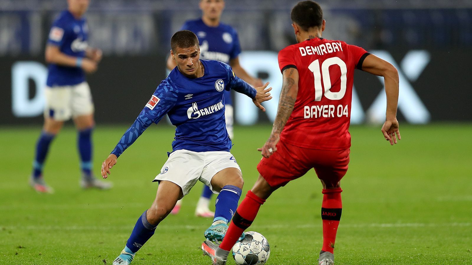 
                <strong>Can Bozdogan</strong><br>
                Der knallharte Mittelfeldmann bekam auf der Zielgeraden der Saison noch die Chance, sich zu zeigen. Er nutzte sie. Im Spiel gegen Leverkusen feierte der 19-Jährige sein Bundesliga-Debüt und stand sofort in der Startelf. Aggressive Zweikämpfe, Spielwitz und Kreativität. Bozdogan zeigte all das, was Schalke in den Spielen zuvor fehlte. Gegen Frankfurt flog der 16-fache deutsche U-Nationalspieler mit Gelb-Rot vom Platz. Für die nächste Saison muss man ihn auf dem Zettel haben.
              