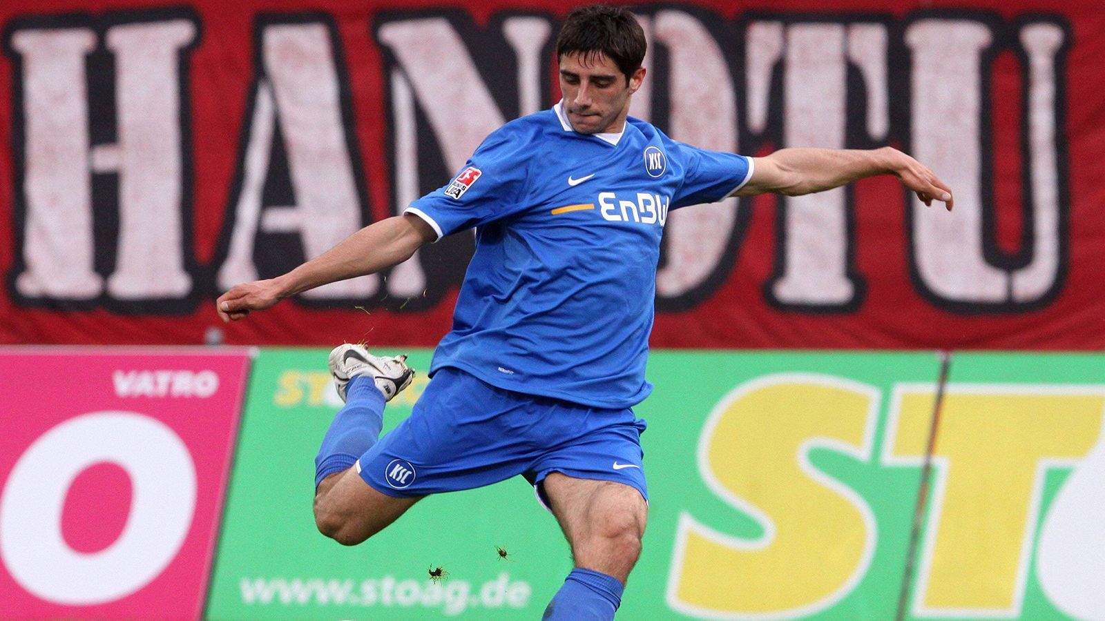 <strong>Lars Stindl</strong><br>
                Freude bei allen Fans des Karlsruher SC: Lars Stindl kehrt zurück! Das Eigengewächs wird im Sommer ablösefrei von Borussia Mönchengladbach kommen und nach 13 Jahren wieder das Trikot des KSC tragen. Stindl kickte acht Jahre lang für Gladbach.
